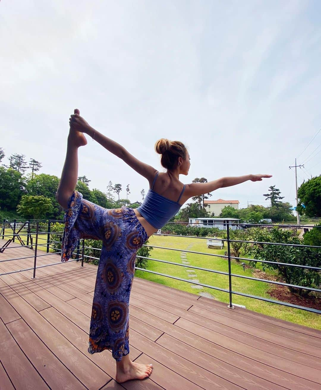 ピパ さんのインスタグラム写真 - (ピパ Instagram)「Start your day the right way, 진한 감귤나무 향과함께 나마스떼🙏🏼 . . #jeju #morningyoga #namaste #제주 #모닝요가 #나마스떼」5月17日 10時28分 - bipa.diva