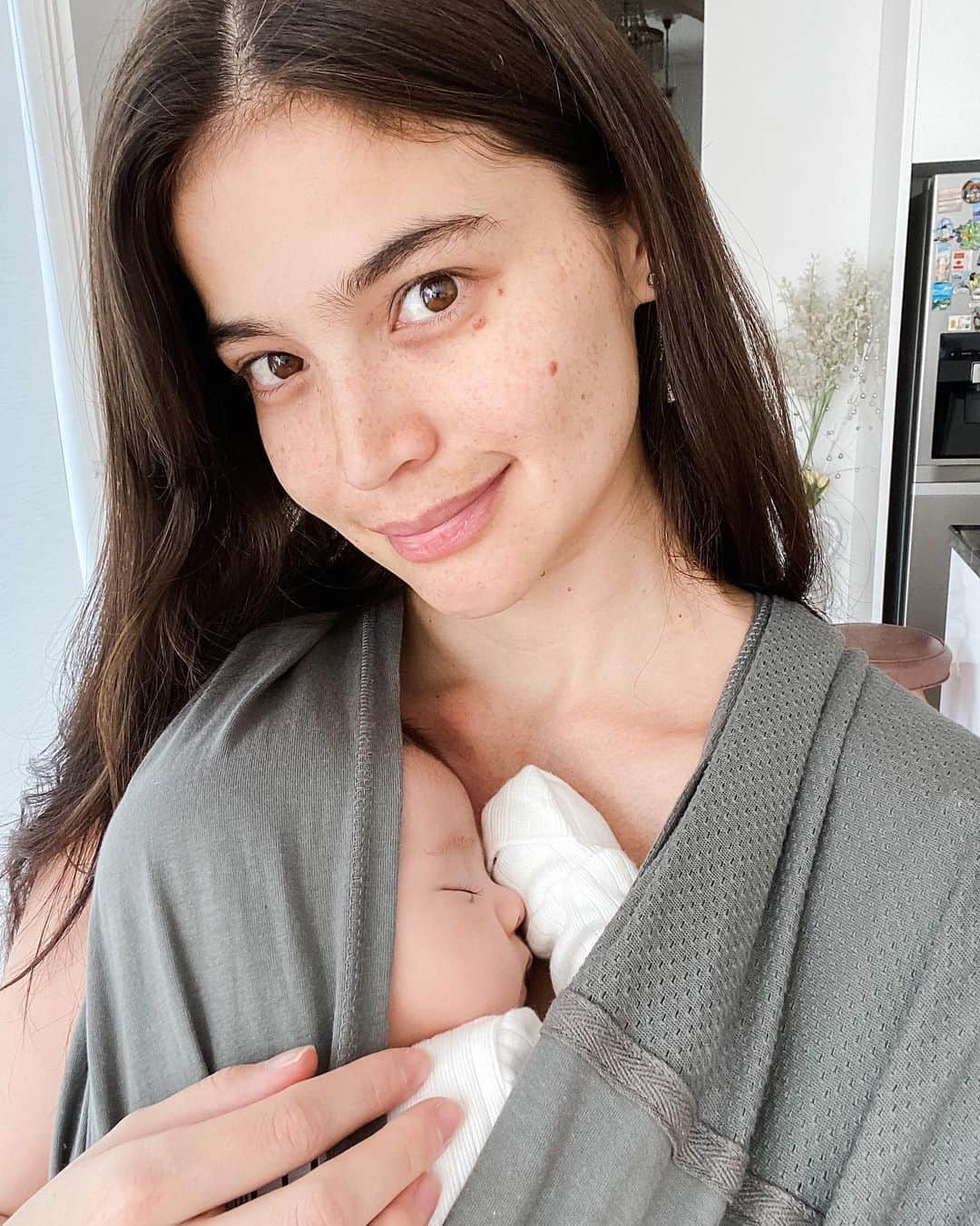 のインスタグラム：「Morning cuddles with my little koala 🐨🌸」