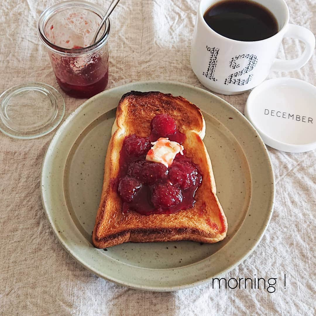 藤森夕子さんのインスタグラム写真 - (藤森夕子Instagram)「おはようございます☀︎*.｡ 日曜日の今朝は、お寝坊すると決め♡目覚ましセットしないでぐっすり👍✨ 洗濯を一気にやってゆっくり朝食をと思ったら…すぐお昼の準備ね(^^; 第二弾の作ったのジャムで束の間の至福タイム♡#朝食プレート #朝食 #いちごジャム #てづくりごはん365 #手作りジャム #ブランチ#いちごジャムトースト#ワンプレート#weck #休校中のごはん #私の時間 #marimekko #トースト #おうちごはん」5月17日 10時37分 - yukofujimori2525