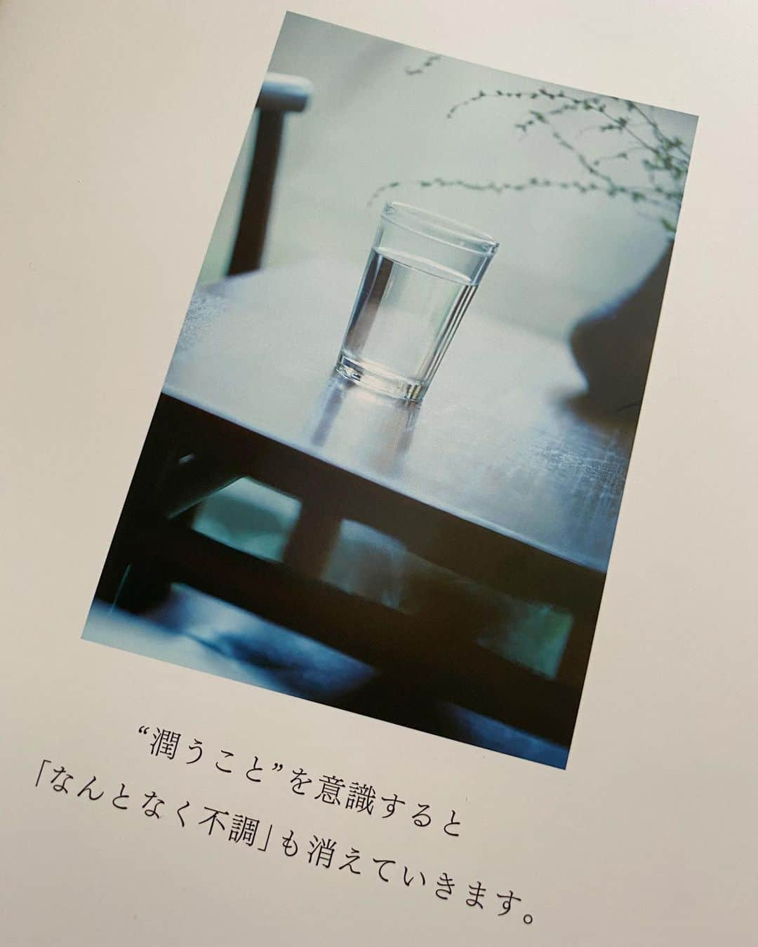 高山都さんのインスタグラム写真 - (高山都Instagram)「心も身体もカサカサよりも、しっとりモチッと柔らかくいたいものです。 若いとは思っていても、やっぱり肉体は正直で、ちゃんと37歳なんだなーと実感することも時々ある。笑 潤いは、歳を重ねるごとに、意識的に取らなければ、どんどん減っていく。 あまりマメな方ではないけど、メイクではなく内側からの発光やツヤを大切にしたいから、日々の中で続けられる小さなケアはする。 ズボラなワタシは、潤い対策はそれぐらい。 リンネル特別編集の #体が潤うわたしの習慣 という本に数ページにわたって登場しています。 食べるもの、肌を保湿するもの、心の潤いまで…色々紹介しています。 いつまでも、触りたくなるひとでありたいものだ。」5月17日 10時41分 - miyare38