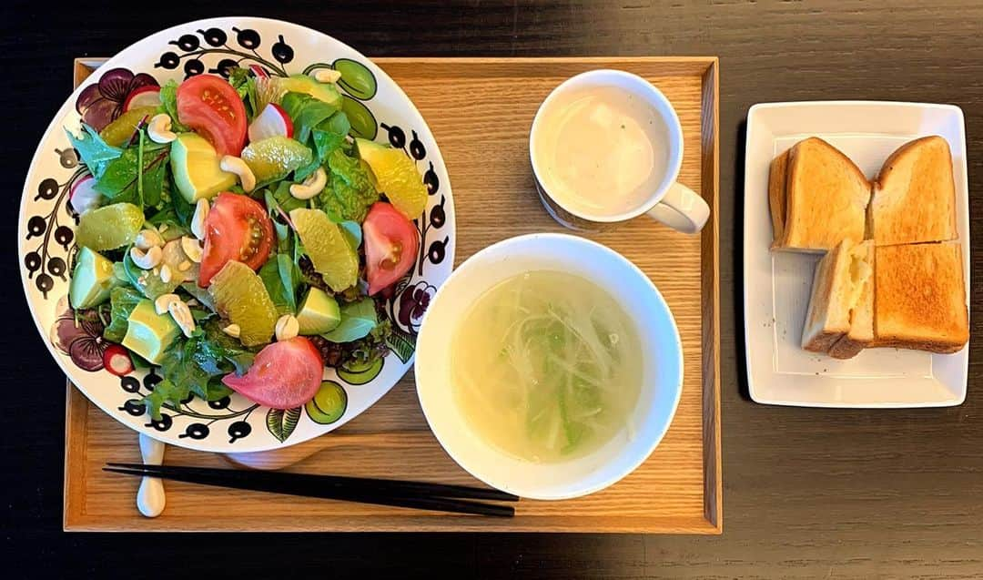 祐真朋樹さんのインスタグラム写真 - (祐真朋樹Instagram)「#ステイホーム  #朝ご飯  #祐ご飯 #利ご飯 #ジューシーフルーツ  #チーズトースト  #アボカド @arabiaofficial_japan  #パラティッシ  @iittala_japan #器は食の衣 #ビルゲルカイピアイネン」5月17日 10時48分 - stsukezane