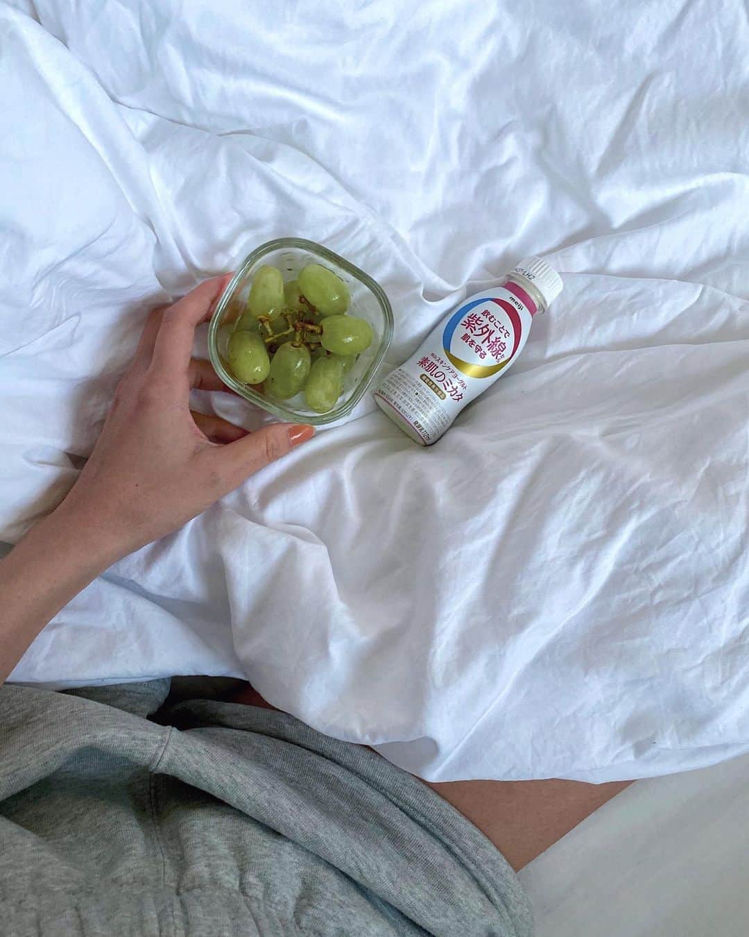 のインスタグラム：「夏が近づいてきて陽射しが強くなってきたからそろそろ普段の紫外線対策にプラスして、新しくインナーケアとして飲む事で紫外線から肌を守る事ができる4月に発売されたばかりの機能性表示食品、素肌のミカタを朝食時に摂り入れ始めました🌿  乳酸菌やコラーゲンペプチドも含まれていて肌の潤いや乾燥対策にも。さっぱり味のヨーグルトで美味しい🌿 いつもの紫外線ケアや体調面のケアにプラスしていきたいな🏃‍♀️ 気になる方はここからチャックしてみてね👇 suhadanomikata.jp  #meiji #素肌のミカタ #PR #日焼け対策#uv対策」