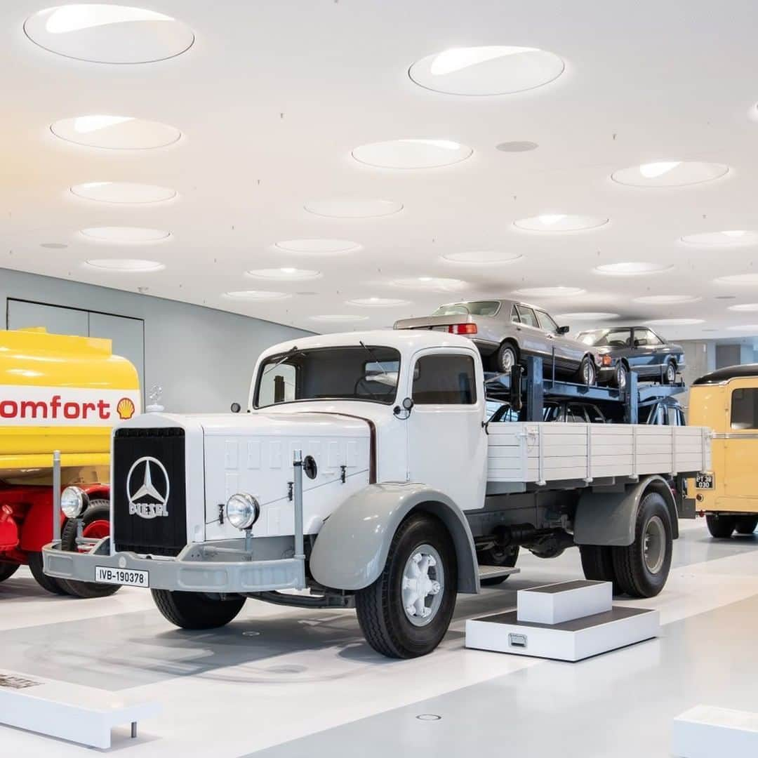 メルセデス・ベンツさんのインスタグラム写真 - (メルセデス・ベンツInstagram)「The Mercedes-Benz L 6500 is the perfect truck for a short #museummomentofzen. Just close your eyes for a while and imagine the smell of steel, wood and rubber.  via @mercedesbenzmuseum  #MBclassic #MercedesBenz #mercedesbenzclassic #Museumfromhome #closedbutopen #digitalmuseum #ClassicCar #InstaCar #DreamCar #Classic #daimler #photography #backinthedays #performance #thebestornothing」5月17日 11時02分 - mercedesbenz