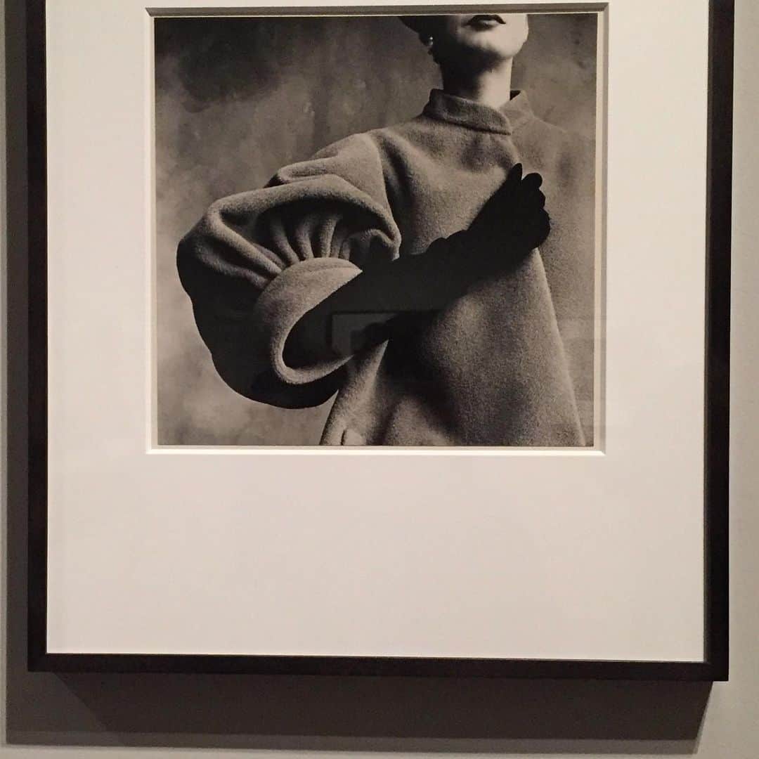 大森美希さんのインスタグラム写真 - (大森美希Instagram)「Balenciaga Sleeve (Régine Debrise), Paris, 1950, Irving Penn: Centennial | The Metropolitan Museum of Art (2017)  #todaysmood #irvingpenn #cristobalbalenciaga #fiftiesstyle #50sfashion #todaysphoto #photography #metmuseum #exhibition #fashionphoto #photographer #fashion #mode #paris #art #バレンシアガ #50年代ファッション #クリストバルバレンシアガ #アーヴィングペン #ファッション #モード #写真 #モノクローム #モード写真 #アート #芸術 #パリ #パリモード #メトロポリタン美術館 #ニューヨーク」5月17日 10時57分 - mikiomori_