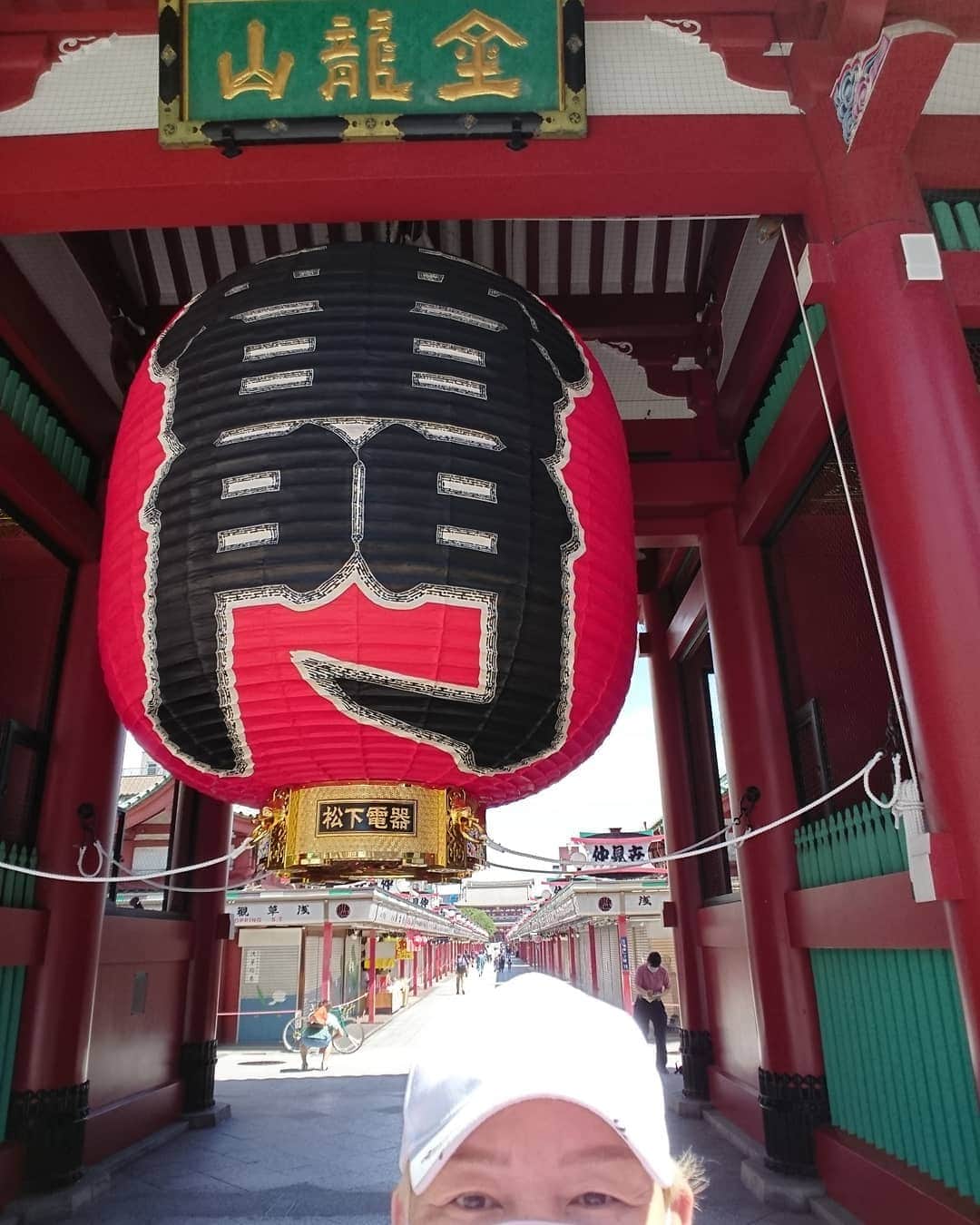 のインスタグラム：「今日も13時～ 豊島区大塚プロレスバンク(道場) イチナナライブ配信しまーす！ 試聴するには、 イチナナアプリをダウンロードして下さいねー(^^) 朝、浅草雷門の前を 通って来たのですが、 15日～17日は大好きな 三社祭りだったのですが コロナの影響で今年は 延期です(泣)  まさか、去年は、 三社祭の日に、 イチナナライブを配信するとは、夢にも思わなかったけど、 人生は楽しいものだと 思って、 (人生は考え方次第らしい) 気持ちを上げて今日も 頑張ってみよー(^^) #豊島区大塚 #イチナナライブ配信 #浅草雷門  #三社祭り  #プロレス #神取忍」