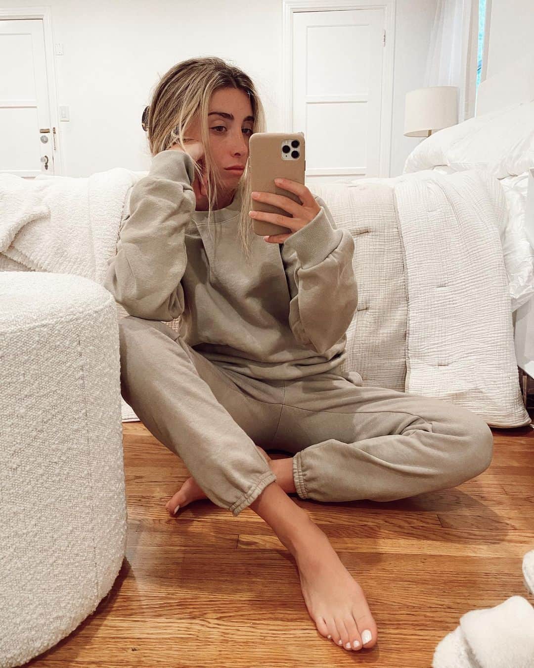 Lauren Elizabethのインスタグラム：「My boyfriend said i was going to caption this “new mirror new me” and i said that’s so dumb I’m obviously going to say new mirror who dis 🙄」