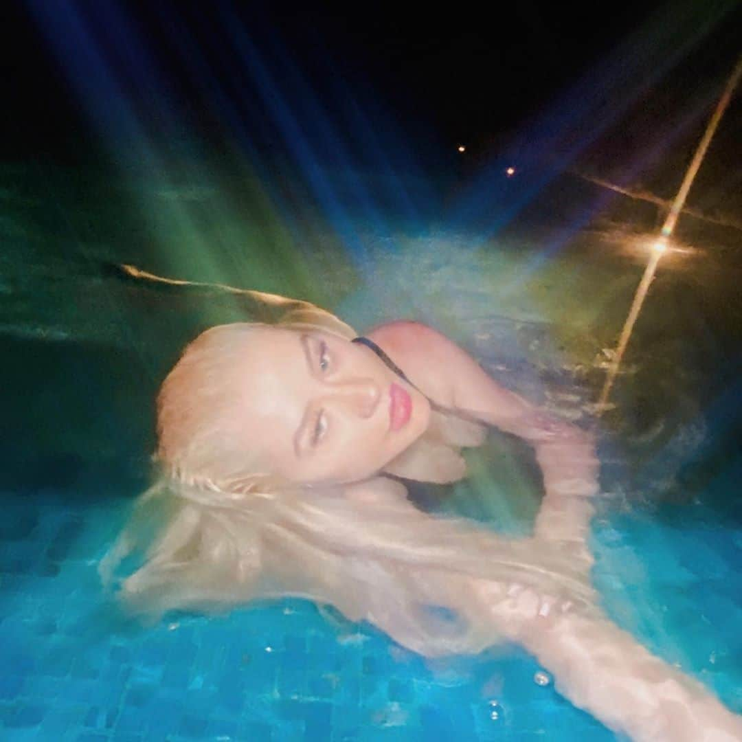 クリスティーナ・アギレラさんのインスタグラム写真 - (クリスティーナ・アギレラInstagram)「Recharging moonlight swim 🌙💫」5月17日 11時06分 - xtina