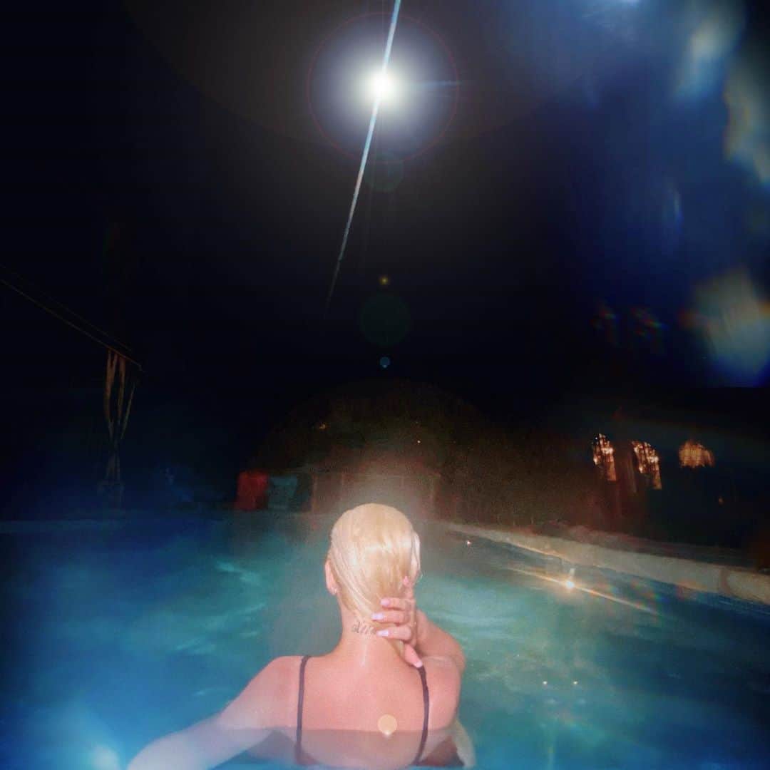 クリスティーナ・アギレラさんのインスタグラム写真 - (クリスティーナ・アギレラInstagram)「Recharging moonlight swim 🌙💫」5月17日 11時06分 - xtina