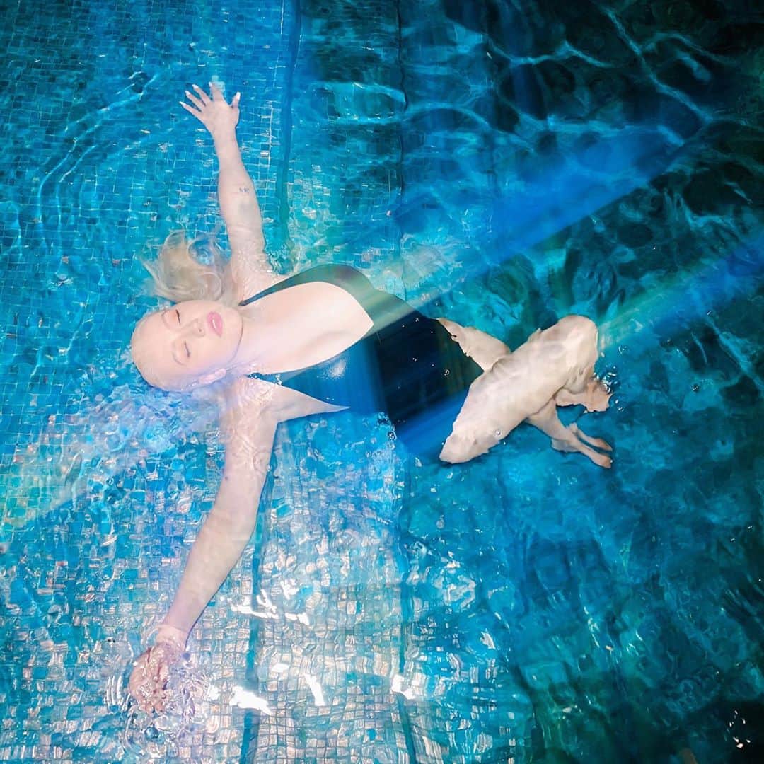 クリスティーナ・アギレラさんのインスタグラム写真 - (クリスティーナ・アギレラInstagram)「Recharging moonlight swim 🌙💫」5月17日 11時06分 - xtina