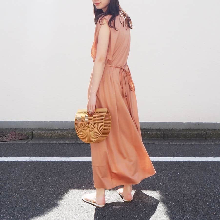 のインスタグラム：「〈 BAUME × TOMORROWLAND 〉﻿ 女性のライフスタイルにフォーカスしたブランド〈BAUME〉よりトゥモローランド 別注コレクションが入荷しました。﻿ ジャージー素材を使用し、着心地とデザインを兼ね備えたラインナップ。﻿ デイリーに装え、かつエレガンスなエッセンスもある、これからの季節にぴったりのコレクションです。﻿ ﻿ しなやかなジャージー素材が、風をはらみ柔らかく流れるようなシルエットに。﻿ リラックス感がありながらも女性らしく着こなしていただけます。﻿ ﻿ Dress﻿ 32060206107 / ¥37,000＋TAX﻿ color : ブラック、ベージュ﻿ 🛒online store 販売中﻿ ﻿ Dress﻿ 32060206108 / ¥32,000＋TAX﻿ color : ブラック、ライトベージュ﻿ 🛒online store 販売中﻿ ※ 商品タグがついておりませんが、オンラインストアにてお取り扱いしております。﻿ ﻿ Skirt﻿ 32050205052 / ¥27,000＋TAX﻿ color : ベージュ、ネイビー﻿ 🛒online store 販売中﻿ ﻿ 現在トゥモローランドは休業中の店舗が多くございます。﻿ 是非、おうち時間をより楽しくするウェアを探しに、プロフィールTOPのURLよりオンラインストアへ見にいらしてください🛒💫✨﻿ 既にオンラインストアに入荷している商品はショップなうタグをつけておりますので、ぜひ詳細をご覧ください。﻿ ﻿ -MEMBER’S 15％OFF CAMPAIGN-﻿ 5月29日(金)まで「MEMBER’S 15％OFF CAMPAIGN」を開催中です。トゥモローランドメンバーズ会員のお客さまは、オンラインストアでも15％OFFでご購入いただけます。 (プロフィールTOPのURLよりご覧ください🔗) ﻿ ﻿ #tomorrowland_jp﻿ #tomorrowland_womens﻿ #tomorrowland﻿ #fashion﻿ #baume」