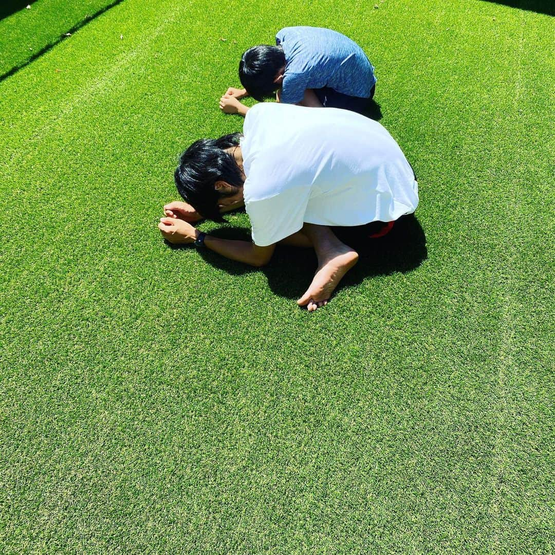 中村憲剛さんのインスタグラム写真 - (中村憲剛Instagram)「:﻿ 朝ヨガ🧘‍♂️﻿ 朝日を浴びながらのヨガは気持ちいい😊﻿ オススメです👌﻿ ﻿ #最近のマイブーム﻿ #親子ヨガ﻿ #今更かよとか言わないで﻿ #朝と夕方の二回﻿ #短時間ですが﻿ #体スッキリ﻿ #呼吸大事﻿ #ストレッチとは違うので﻿ #39歳にして新たな目覚めを感じます笑﻿ #おすすめのヨガ教えてください🧘‍♂️🧘‍♀️」5月17日 11時19分 - kengo19801031