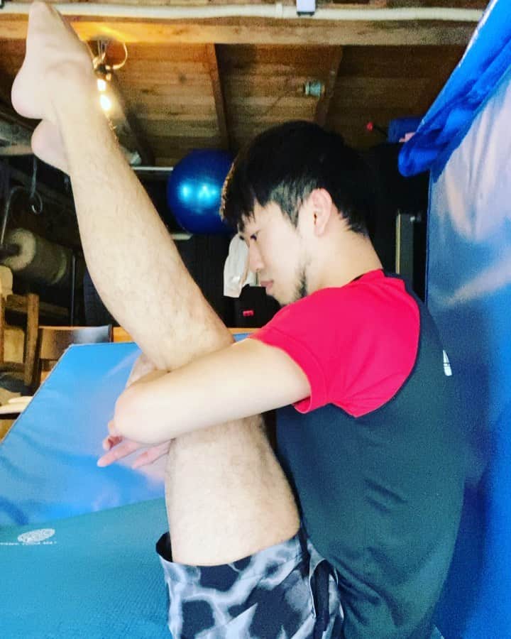 坂井丞のインスタグラム：「おうちトレーニング 今日は、背中も足も壁から離してキープ‼️ 下っ腹締めてキープしてね‼️ #おうちトレーニング #飛込 #1分」