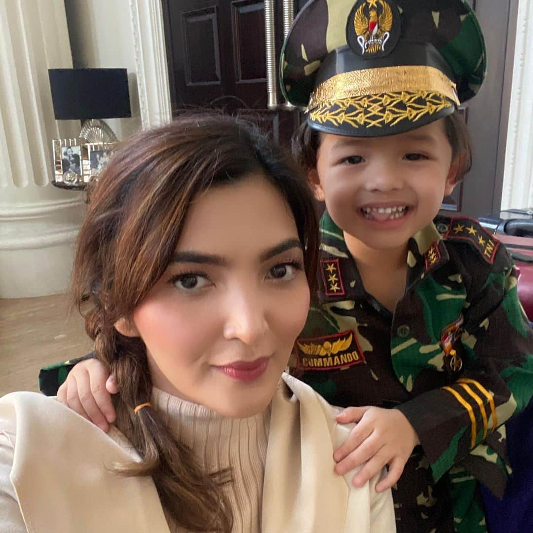 Ashantyさんのインスタグラム写真 - (AshantyInstagram)「Ngga mau kalah sm ayah nya, liat kita foto, langsung minta ganti baju.. pas ditanya, mau ikut jadi kapten rii ya dek? Bukan bunda, arsya mau jadi tentara Pembela negara Indonesia👍👍👍 keceee @arsya.hermansyah」5月17日 16時44分 - ashanty_ash