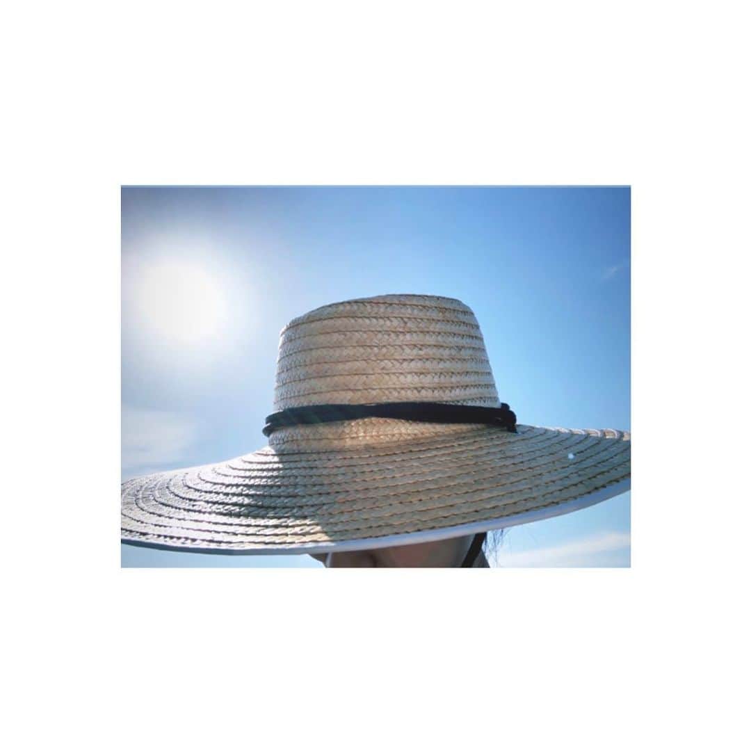 武井咲のインスタグラム：「自宅で。　きょうは暑い、暑い。 作業のときのお決まりの帽子。あご紐付き。」