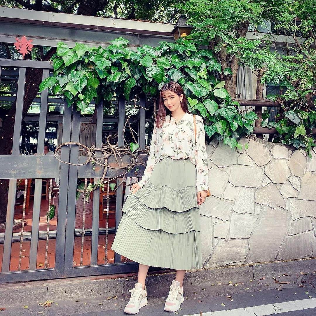 のインスタグラム：「久しぶりにメイクをした記念に外で☺️📸🌿 @selectshop.siriusblue のスカートが涼しくて軽くてお気に入りです😇  #夏コーデ #スカートコーデ #ロングスカート #siriusblue」