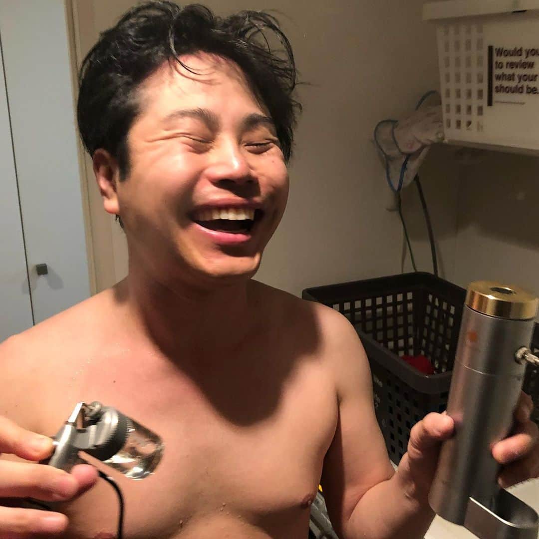 井上裕介のインスタグラム：「おはようございます☀ ５月の３１日に笑われたいバカ^_^ 未来で笑われたいバカ^_^  あと１４日！！ あと２週間。 最近、少し気の緩みが、出ているとのニュースあり。 もう少し頑張ろう。  #うちで過ごそう  #未来で笑おう」