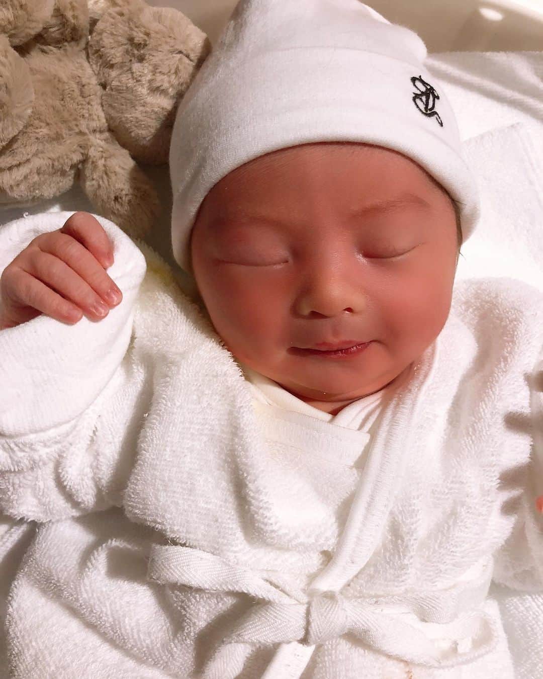 篠田麻里子さんのインスタグラム写真 - (篠田麻里子Instagram)「あっという間の新生児👶だったなぁ 生後４日目病院にて、まだ外の世界に出てきたと自覚してない時😅 ずーっと寝てました😂  @michikoooo ブランドの🎁帽子ありがとう😍 2枚目は私。 タヌキみたいだった😂  #新生児#狸顔」5月17日 11時39分 - shinodamariko3