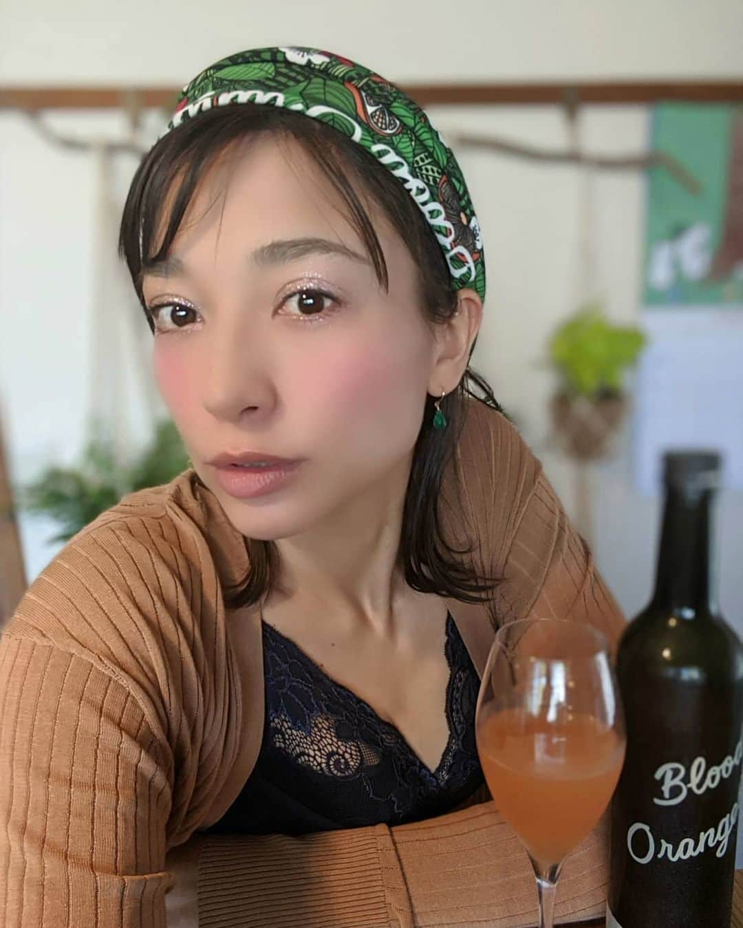 芳美リンさんのインスタグラム写真 - (芳美リンInstagram)「レアチーズケーキ×ブラッドオレンジェリス﻿の組み合わせ、ばっちり😀﻿ ﻿ 少し苦味のあるオレンジリキュールと、チーズが相性💮﻿ キンキンに冷やして飲みました♥﻿ ﻿ リラックスウェアに着ているのは、﻿ @belletiaparis_official﻿ ﻿ ホックが後、両サイドあってサイズ調整できるので、﻿ ベストサイズに調整できる👏﻿ ﻿ ﻿ ﻿ ﻿ ﻿ #pgブラ﻿ #belletiaparis#pr﻿ @belletiaparis_official﻿ #懸賞生活﻿ @bloodorangeliss #ブラッドオレンジェリス#オレンジリキュール﻿ @qbb_official﻿ #QBBチーズ#レアチーズケーキ﻿ #コスメ#おやつ﻿ #おやつの時間 @deardahlia_beauty」5月17日 11時47分 - lynn.lynn5