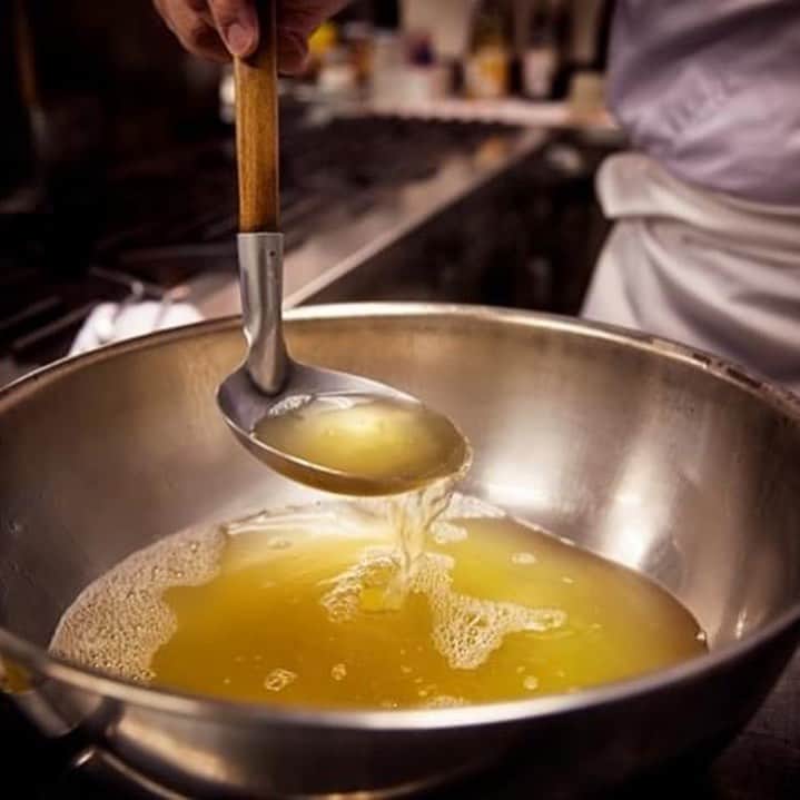 ホテルニューオータニ博多さんのインスタグラム写真 - (ホテルニューオータニ博多Instagram)「【出汁に目覚める朝】  毎日丁寧にひく出汁。  出汁は 「日本料理千羽鶴」のさまざまな料理に使われます。  黄金色に輝く一番出汁。  元気な一日の始まりに 出汁の香り立つ朝食でエールを贈ります✨  現在 日本料理千羽鶴は休業中です。  笑顔でお客さまをお迎えする日が、一日でも早くくることを心から願い準備を進めております。  #日本料理 #千羽鶴 #和食#朝食 #出汁#朝食の美味しい店 #福岡ホテル #ホテル朝食 #ホテルグルメ #ホテルニューオータニ博多」5月17日 11時51分 - newotani_hakata_official