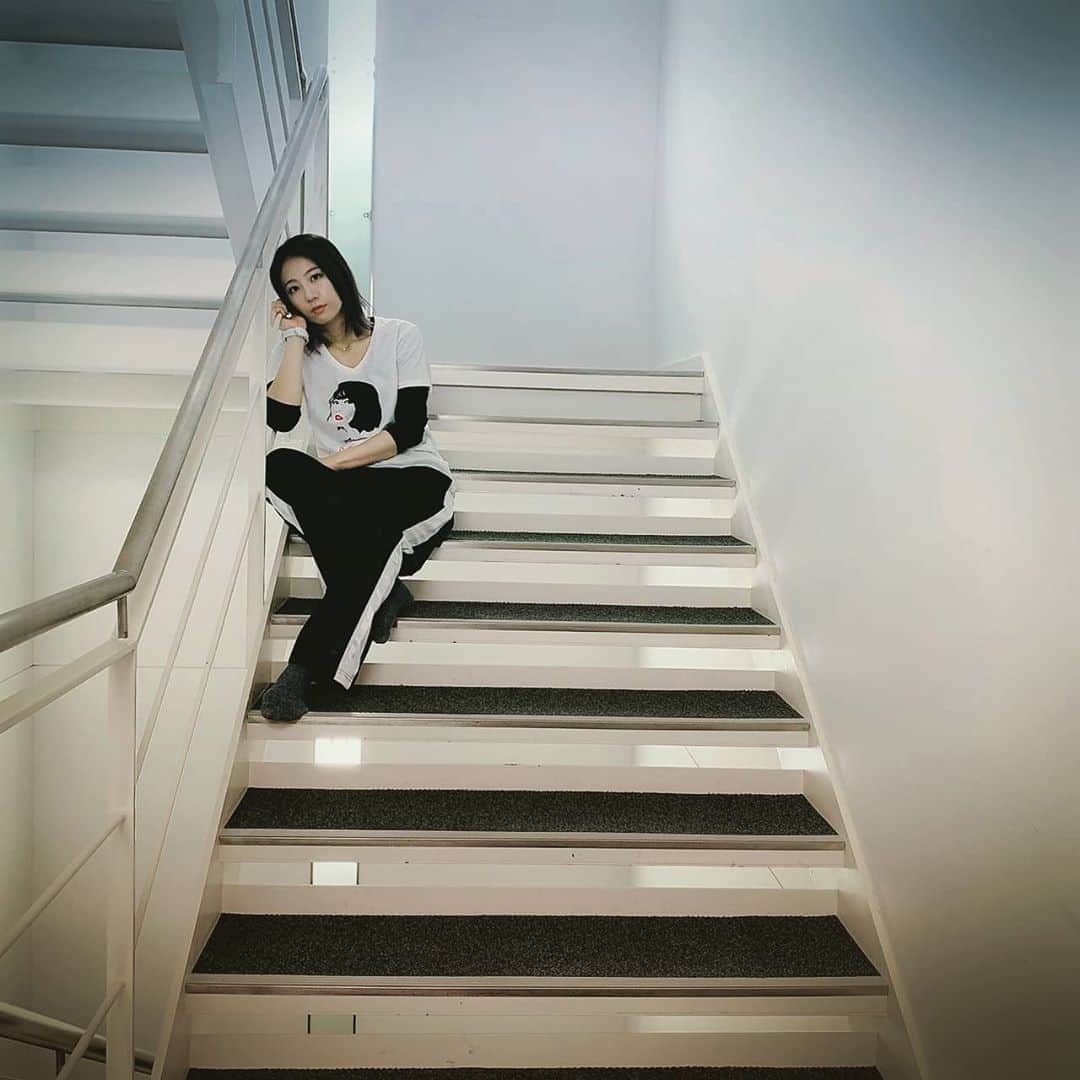 安済知佳のインスタグラム：「番組ラストイベントまであと9週  #安済知佳いちかばちか #ちかちか  #カウントダウン #階段のぼるの疲れちゃったのかな #謎」