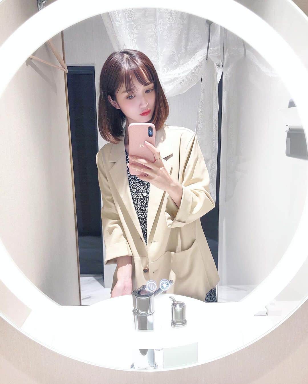 三田寺円のインスタグラム：「最近話題の PRP注射を @pruge_clinic で うけてきました🧸💉 . 自分の血液から抽出された多血小板血漿を シワや凹みなど気になるところに注射する 肌再生治療なのだけど、私はおでこと 目元に打ってきたよ🐈 . 噂で聞くより強い痛みはなくて、 効果は3年以上も継続するみたい😚😳 . 今はまだダウンタイムで腫れが目立つけど、 これから効果が出てくるのがすごく楽しみ🥰 . #PRP注射 #ぷるぷる注射 #肌再生治療 #プルージュ美容クリニック #PRP」