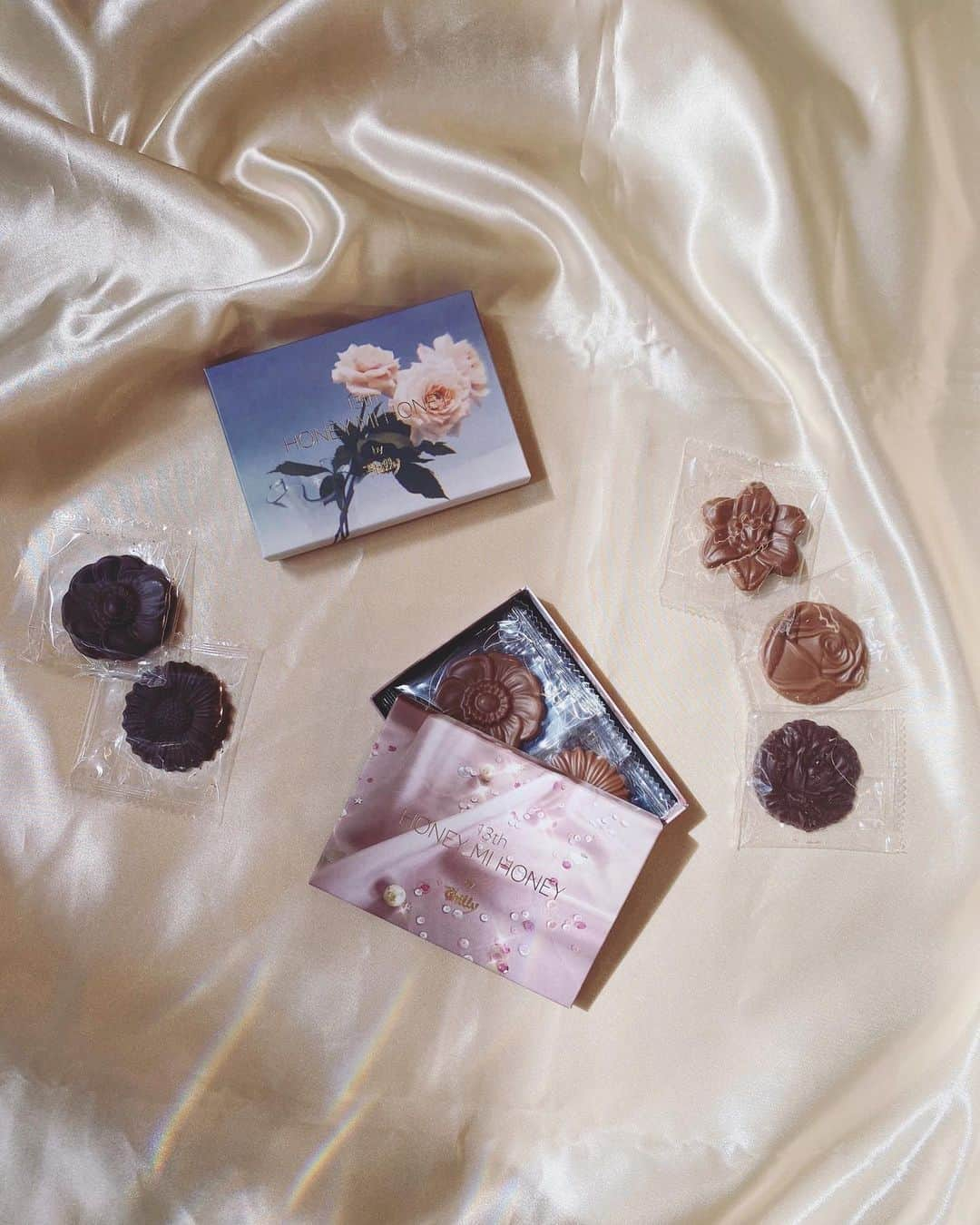 HONEY MI HONEY OFFICIALさんのインスタグラム写真 - (HONEY MI HONEY OFFICIALInstagram)「Limited chocolate🍫💜 HONEYx philly  chocolate mini box pinkshine/rose ¥1,000  すでに残り僅かとなりました！  デザイナーが撮り下ろしたフォトジェニックなパッケージはHONEY MI HONEYらしい2バージョン アクセサリーケースにしたいくらい可愛いデザイン💘  中身はキャラメルミルクとビター各2枚ずつ 大事な人への、自分へのギフトに💜  数に限りがございますのでお早めに✨  @philly_chocolate  @honeymihoney_official  @honeymihoney_style  #HONEYMIHONEY #表参道 #原宿 #心斎橋 #时尚 #我的最愛 #ハニーミーハニー #tokyo #osaka #outfit #fashion #phillychocolate」5月17日 11時55分 - honeymihoney_official