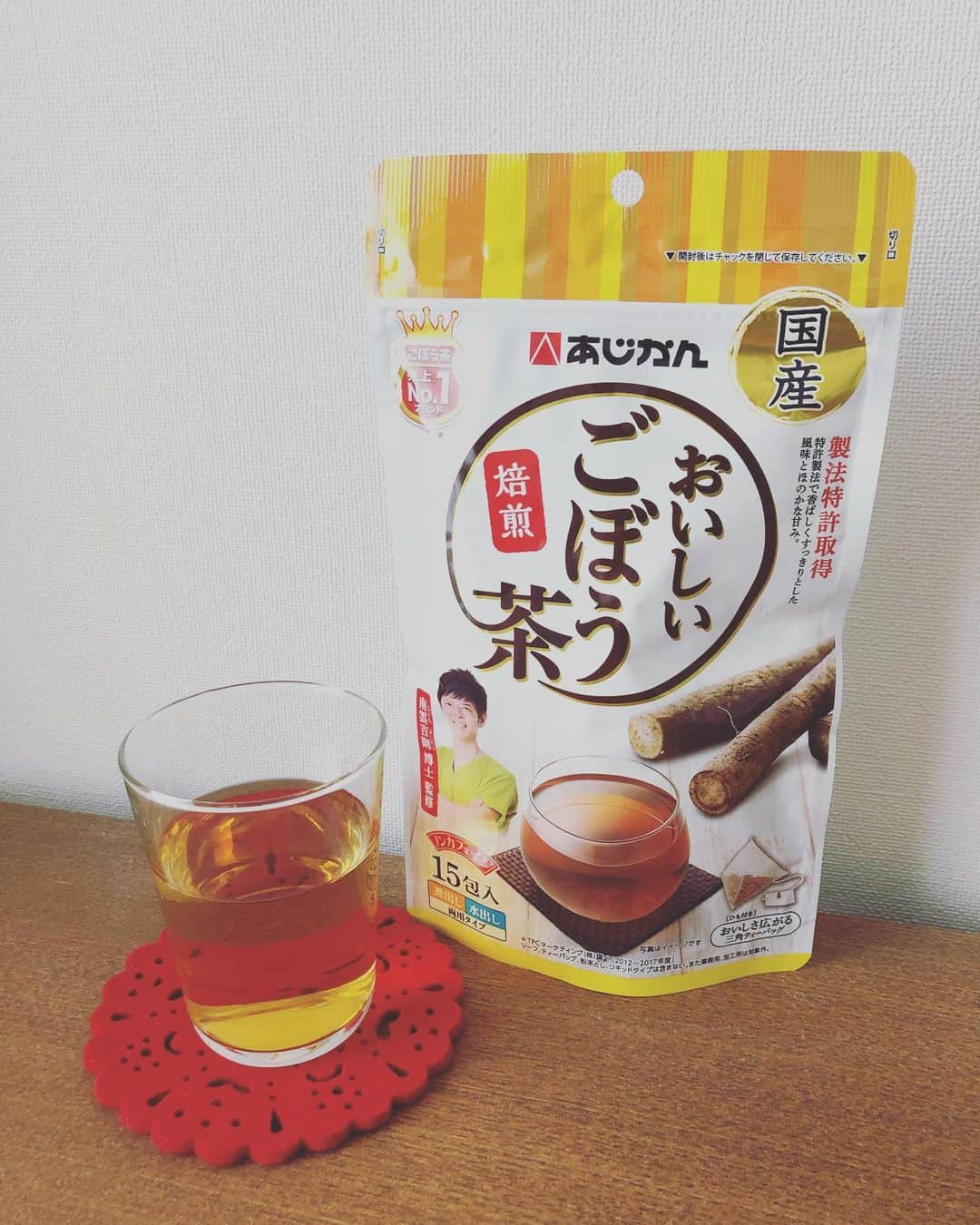 MAQUIA ONLINEさんのインスタグラム写真 - (MAQUIA ONLINEInstagram)「【毎日ドリンクにレギュラー入り⚾️】 ・ 愛飲していた無印良品の水出し茶のストックが切れてしまい。近所のスーパーで見つけたのが『おいしいごぼう茶』。 ・ ごぼう茶に腸内環境改善や抗酸化作用があることは知っていたけれど、自分で作るとなるとなかなか…… でも、これならティーバッグを水にポンと入れるだけだから簡単だし、ほんのりごぼうの風味が香ばしくて食事との相性🙆‍♀️。今日みたいに暑い日は冷やしてゴクゴク飲みます🧊  煮出しもOKで、飲んだ後の茶がらはお味噌汁や料理に入れても良し。ごぼうに特に多く含まれるサポニンには防菌作用もあるというので、免疫力を高めたい今、飲み続けてみようと思ってます。編集R ・ ★☆★☆ 夏に向けた体作りの情報が満載のマキア６月号 好評発売中😀 集英社の公式通販サイト ハッピープラスストアの「ファッション誌送料無料キャンペーン」もぜひご利用ください。 ★☆★☆ ・ #マキア #maquia #おこもり美容 #腸活ダイエット #免疫力アップ」5月17日 11時56分 - maquia.magazine