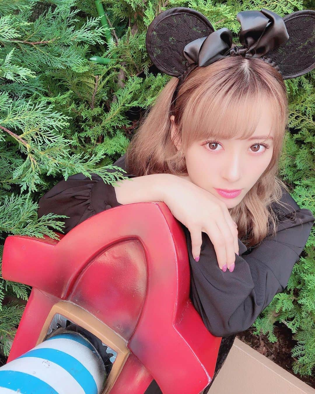 生田衣梨奈さんのインスタグラム写真 - (生田衣梨奈Instagram)「ディズニーでの写真♡﻿ ﻿ なんかディズニー感はないけどね笑笑﻿ ﻿ トゥーンタウンにあるから写真撮ってみてね💖🥺﻿ めちゃくちゃ映えるよ〜﻿ ﻿ 3段目はメイクなどにする予定です💖﻿ ﻿ ﻿ なんか知りたいのありますか？﻿ ﻿ ﻿ てかさーニキビが出てきてなかったのに﻿ いきなりプチョヘンザってしてきて萎える😂﻿ ﻿ ちなみに洋服はAnkRougeです⸜❤︎⸝‍ ﻿ #morningmusume20﻿ #モーニング娘20﻿ #えりぽんかわいい﻿ #かわいい﻿ #アイドル﻿ 存在が #インスタ映え﻿ #大好き﻿ #ディズニー﻿ #Disney﻿ #ディズニーランド﻿ #Disneyland﻿ #ディズニーシー﻿ #ディズニーコーデ﻿ #ニキビ  #putyourhandsup  #本村碧唯﻿」5月17日 12時00分 - erina_ikuta.official