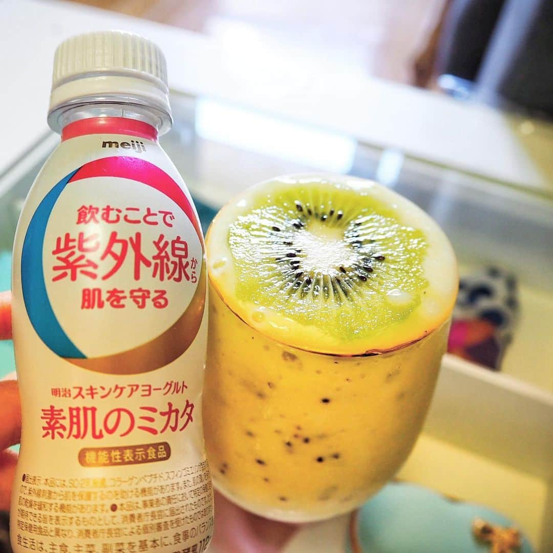 小野澤玲奈さんのインスタグラム写真 - (小野澤玲奈Instagram)「スムージー﻿ 🍌＆🥝＆ヨーグルト﻿ 簡単でおいしい😎﻿ ﻿ ヨーグルトは紫外線から守ってくれる﻿ というスキンケアヨーグルトにしてみた☀️﻿ ﻿ 気持ちいいから太陽を浴びながら飲む。笑﻿ ﻿ ﻿ 先週はフレンチトーストしたの☺️(焦げた)﻿ 平日は朝ごはん食べないけど休みの日はいいね〜﻿ ﻿ ﻿ きょうは春巻きを作る！﻿ 宣言しないと作れないから﻿ ここに誓います🙋🏻‍♀️﻿ ﻿ #スムージー #🍌#🥝﻿ #素肌のミカタ #スキンケアヨーグルト #機能性表示食品  #紫外線対策 #プラマイゼロ  #フレンチトースト  #おすすめシリーズ ﻿ #春巻き宣言」5月17日 12時04分 - reina.onozawa