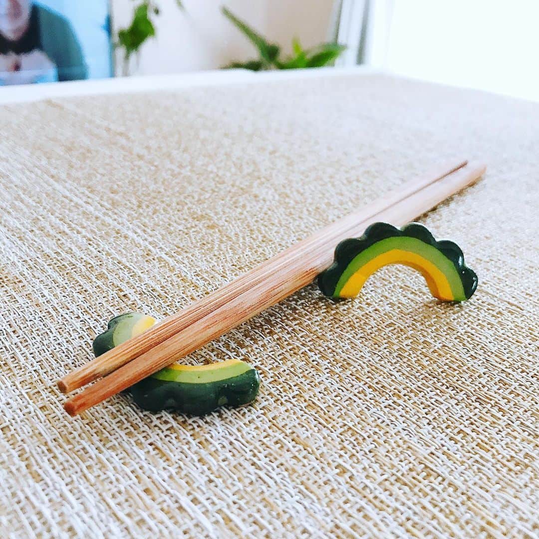 三好ジェームスのインスタグラム：「陶芸家の妹が作った箸置き🥢  #ゴーヤー#箸置き  使いやすい^_^ 陶芸のセンスがほしい。。。 #陶芸#焼物#南島焼#石垣島#ishigakiisland#ishigaki #nantouyaki」