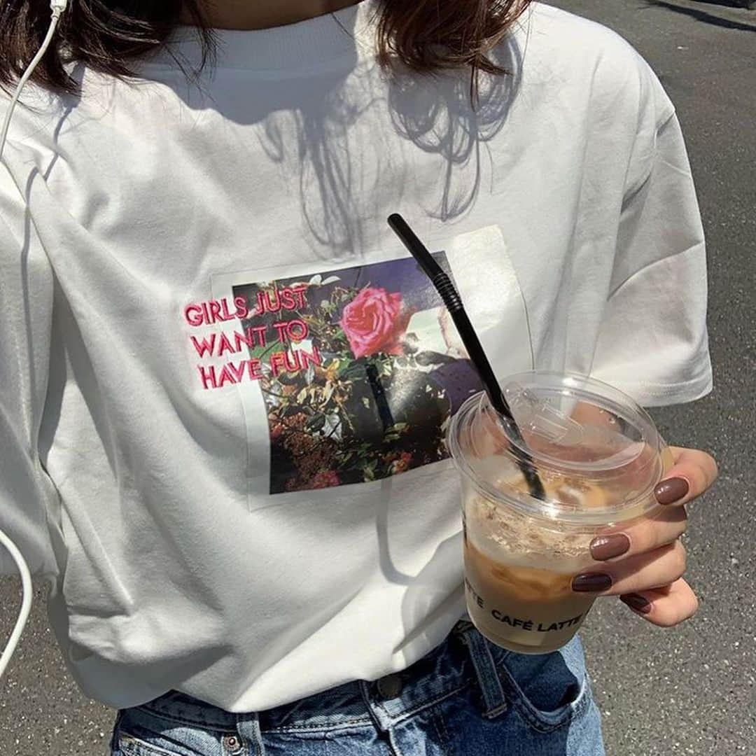 古着女子さんのインスタグラム写真 - (古着女子Instagram)「\この夏着たい!!大人っぽフォトTシャツ👒 /﻿ ﻿ この夏一枚は欲しいフォトTシャツ！﻿ 今回はそんなフォトTシャツワンランクアップする着こなし術をご紹介いたします◎﻿ ﻿ 🍏フォトT×シアートップス﻿ フォトTはシアートップスと相性抜群！シアーシャツを羽織ればフォトTシャツが透けてワンランクUPのコーデに🌻シアーインナーをレイヤードするのもおすすめです✨﻿ ﻿ 🍏フォトT×セットアップ﻿ セットアップはフォトTと合わせるとカジュアルなお出かけコーデに🌷かっちりとした雰囲気のセットアップに抜け感をプラスできます🌟﻿ ﻿ みんなも是非参考にして見てね！﻿ ﻿ ﻿ ﻿ 🏡古着女子がプロデュースする古着ショップを紹介🏡﻿ ・9090 ナインティナインティ @9090s_ 👖👟﻿ ・Spoon  スプーン  @spoon__store 🥄✨﻿ ・nemne ねんね @nemne_store 🌿🥛﻿ ﻿ ﻿ 🌼公式LINE@→@furuzyo で検索🌼﻿ LINE@だけのお知らせや古着の疑問にも答えます！﻿ ﻿ ﻿ 古着を素敵に着こなしてる女性の方をRepostでご紹介させていただきます🐒写真は全てご本人様に【掲載許諾】をとっております💓﻿ ﻿ ﻿ ﻿」5月17日 12時15分 - furuzyo