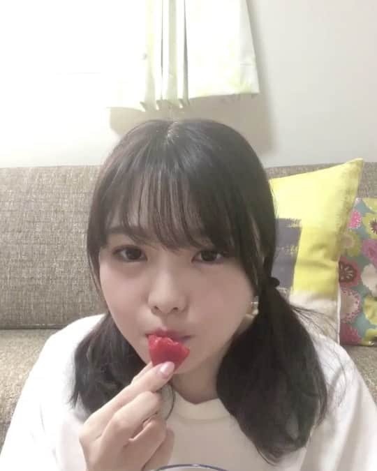 麻倉もものインスタグラム：「⚠︎個人の意見です。 徐々にスイカに移行中です🍓→🍉😊 #もちょ10 #麻倉もも #オンラインもちょ」