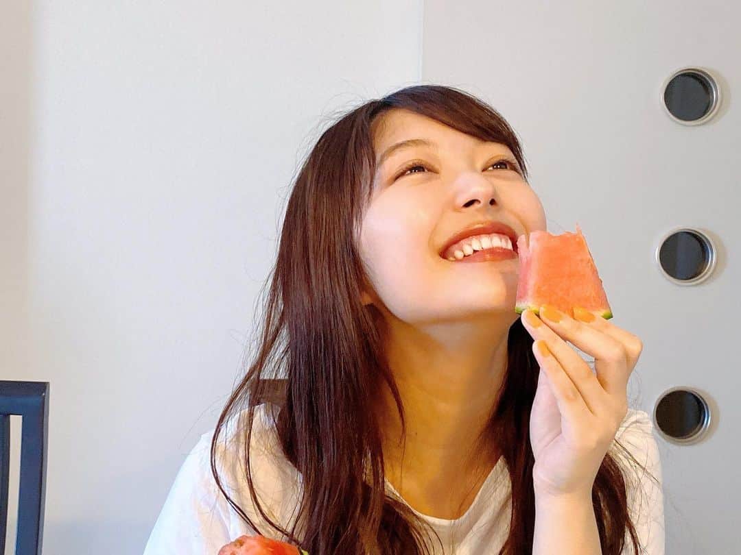 野乃さんのインスタグラム写真 - (野乃Instagram)「#🍉 だんだん暖かくなってきましたね 今日あつい〜笑 すいか美味しい季節 小玉スイカ食べた。」5月17日 12時25分 - nonono_onaka