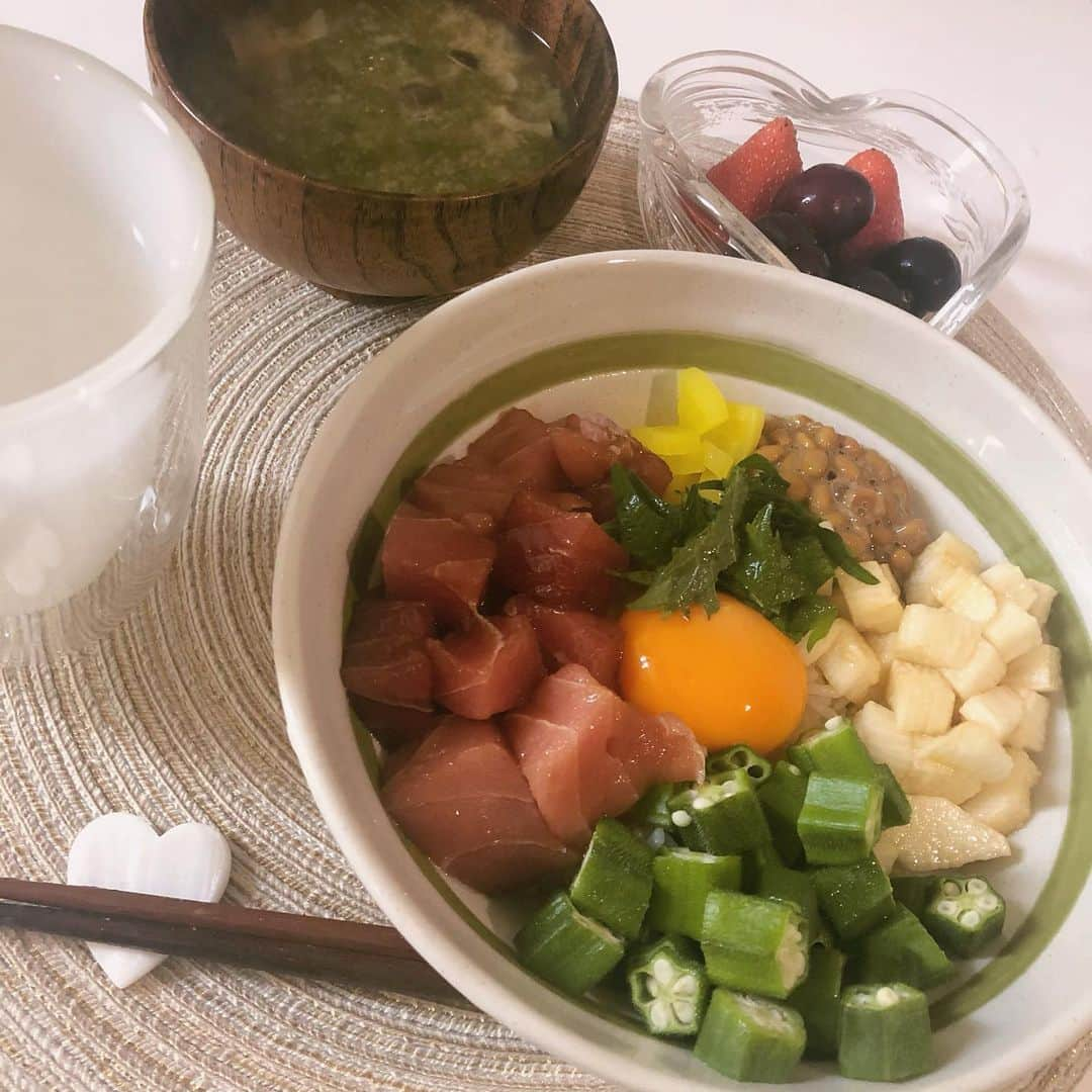 河村美咲さんのインスタグラム写真 - (河村美咲Instagram)「マグロ丼食べたくて朝から栄養たっぷりねばねば丼作った👍 有機野菜たっぷり❤️ あおさ味噌汁もだいすき( ^ω^ ) #ねばねば丼  #あおさの味噌汁 #あおさ」5月17日 12時27分 - misaki_haaan