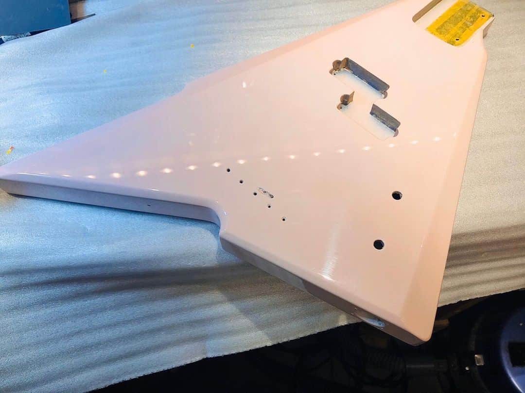 のインスタグラム：「実物見るのが楽しみだ。 わくわくする。 #Fender #Squier #KATANA #Refinish #ShellPink」