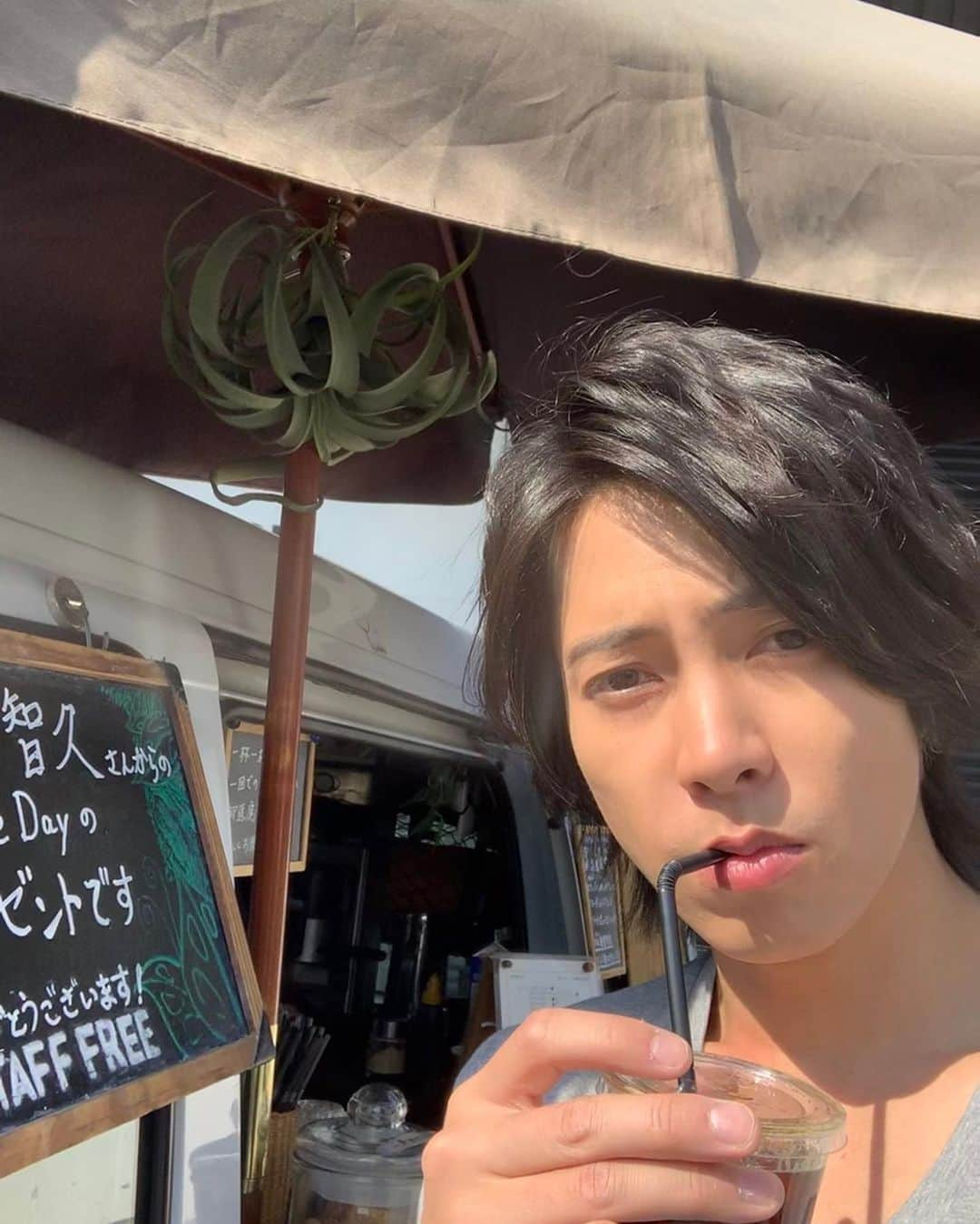 山下智久さんのインスタグラム写真 - (山下智久Instagram)「インスタ開始から1年！ 当時の写真と感謝の気持ちをお届けします。  皆んなとの繋がりを大切にしたいと続けてきたこの場所は、今は僕にとって大切な居場所になりました。 これからもよろしくお願いします。 そして、本当にありがとう。  It’s been one year since I started Instagram.  Allow me to express my gratitude and share some photos from this last year.  I truly value the connection I am able to make with all of you through this medium.  It’s been a really special experience.  Thank you so much」5月17日 12時33分 - tomo.y9