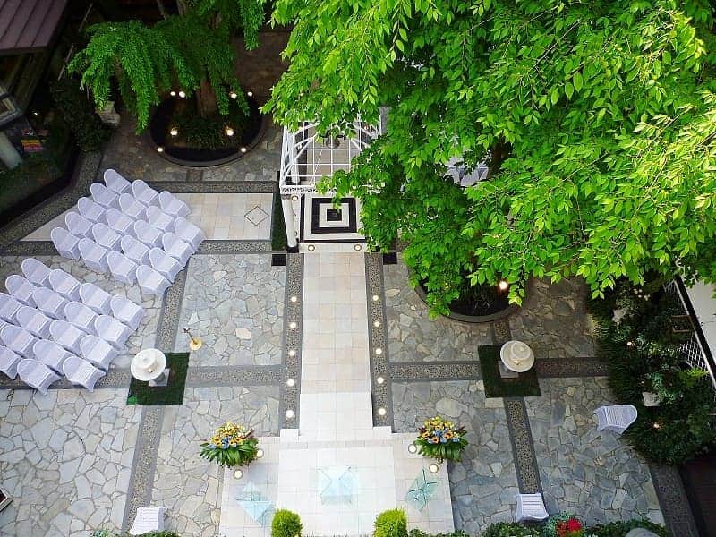 ホテルニューオータニ長岡wedding のインスタグラム：「ガーデンチャペル【パティオ】  大きなケヤキが優しく見守るガーデンチャペル。 木漏れ日が差し込み、笑顔と祝福が溢れる空間へと。  詳しくはHPをご覧ください。  #ホテルニューオータニ長岡 #ニューオータニ長岡  #ホテルウエディング #ウエディング#ブライダル #ガーデンチャペル#チャペル #ガーデンウエディング #結婚式場#結婚式 #長岡花嫁#新潟花嫁」