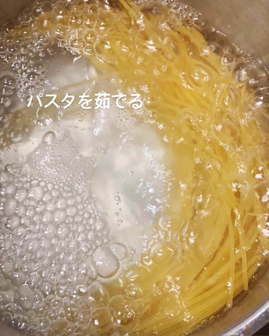 utoshさんのインスタグラム写真 - (utoshInstagram)「【レシピ付】具沢山トマトソースパスタ！﻿ ﻿ 具沢山なトマトソースパスタをカゴメのトマトソースで簡単につくります！﻿ トマト缶ではなくてトマトソースだと、ニンニクとか、香味野菜など、必要な味付けがされているので助かりますよね。﻿ 今日はリニューアルしたカゴメ「アンナマンマ」のトマト＆バジルを使って、さっと具沢山のごちそうパスタを作りました。﻿ ﻿ ﻿ 【簡単パスタのポイント】﻿ そのままでも食べる事ができますが、何と合わせるかがポイントになります。﻿ 今回はしめじとオリーブを。味がしっかり付いているので、何を入れても美味しくなるんですよね。﻿ 冷蔵庫にある物の中で、2品くらいをうまく組み合わせて作ってほしいです。﻿ ﻿ ﻿ 新しくリーニューアルした「アンナマンマ」とても美味しくなっています。﻿ バジルの香りもいいし、香味野菜のうまみもしっかりしてます。﻿ ぜひ使ってみてください。﻿ ﻿ ﻿ レシピはこちら↓﻿ ぜひ作ってみてくださいね。﻿ ﻿ ＿＿＿＿＿＿＿﻿ ﻿ 具沢山トマトパスタ（2人分）﻿ ﻿ 【材料】﻿ パスタ　160〜200g﻿ アンナマンマ トマト缶 1缶﻿ しめじ 半分﻿ セロリ 半分﻿ オリーブ（種なし） 10個﻿ ﻿ オリーブオイル 大さじ2﻿ ﻿ パスタを茹でる用の塩﻿ ・水1リットルの場合　塩9g﻿ ・水2リットルの場合　塩18g﻿ ﻿ ﻿ 【作り方】﻿ （1）しめじは石突きを取る。セロリは外の皮をむき、細かめにカット。オリーブは半分に切る。﻿ ﻿ （2）フライパンにオリーブオイルを入れ、しめじを炒め、別の鍋でパスタを茹で始める。﻿ ﻿ （3）しめじが炒まったらセロリ、オリーブを加えて「アンナマンマ トマト缶」をいれて、1分半くらい茹でたタイミングの茹で汁を1杯加えてよく混ぜ合わせる。﻿ ﻿ （4）1分くらい短めに茹でたパスタを入れ、茹で汁を1杯加えて、さらに混ぜ合わせたら完成。﻿ ﻿ ＿＿＿＿＿＿＿﻿ ﻿ ﻿ ぜひ作ってみてくださいね。﻿ No local No food おいしく楽しく！﻿ ﻿ ﻿ #カゴメアンナマンマ　#トマトソース　#手作り料理　#手料理　#パスタ #アンナマンマ﻿ #時短レシピ　#簡単レシピ　#おうちごはん﻿ #おうちパスタ　#トマトソースパスタ　#スパゲッティ　#ごちそうパスタ #とりあえず野菜食﻿ ﻿ #ellegourmet#lunch#brunch#breakfast#foodporn#instagramjapan#vsco#IGersJP#onthetable#ランチ#おうちカフェ#うちごはん#暮らし#フーディーテーブル#cooking#おうちごはん#朝ごはん」5月17日 12時44分 - utosh