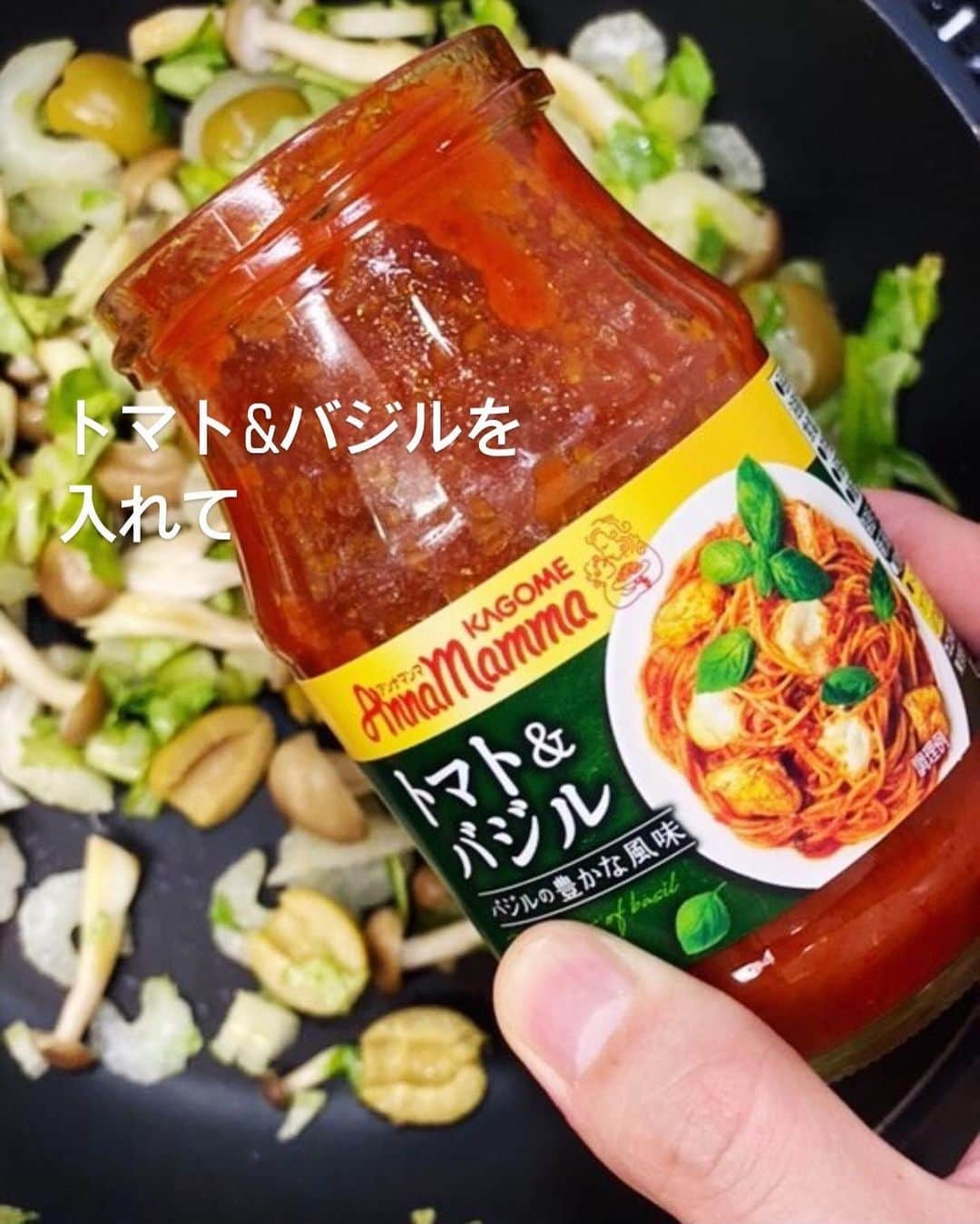 utoshさんのインスタグラム写真 - (utoshInstagram)「【レシピ付】具沢山トマトソースパスタ！﻿ ﻿ 具沢山なトマトソースパスタをカゴメのトマトソースで簡単につくります！﻿ トマト缶ではなくてトマトソースだと、ニンニクとか、香味野菜など、必要な味付けがされているので助かりますよね。﻿ 今日はリニューアルしたカゴメ「アンナマンマ」のトマト＆バジルを使って、さっと具沢山のごちそうパスタを作りました。﻿ ﻿ ﻿ 【簡単パスタのポイント】﻿ そのままでも食べる事ができますが、何と合わせるかがポイントになります。﻿ 今回はしめじとオリーブを。味がしっかり付いているので、何を入れても美味しくなるんですよね。﻿ 冷蔵庫にある物の中で、2品くらいをうまく組み合わせて作ってほしいです。﻿ ﻿ ﻿ 新しくリーニューアルした「アンナマンマ」とても美味しくなっています。﻿ バジルの香りもいいし、香味野菜のうまみもしっかりしてます。﻿ ぜひ使ってみてください。﻿ ﻿ ﻿ レシピはこちら↓﻿ ぜひ作ってみてくださいね。﻿ ﻿ ＿＿＿＿＿＿＿﻿ ﻿ 具沢山トマトパスタ（2人分）﻿ ﻿ 【材料】﻿ パスタ　160〜200g﻿ アンナマンマ トマト缶 1缶﻿ しめじ 半分﻿ セロリ 半分﻿ オリーブ（種なし） 10個﻿ ﻿ オリーブオイル 大さじ2﻿ ﻿ パスタを茹でる用の塩﻿ ・水1リットルの場合　塩9g﻿ ・水2リットルの場合　塩18g﻿ ﻿ ﻿ 【作り方】﻿ （1）しめじは石突きを取る。セロリは外の皮をむき、細かめにカット。オリーブは半分に切る。﻿ ﻿ （2）フライパンにオリーブオイルを入れ、しめじを炒め、別の鍋でパスタを茹で始める。﻿ ﻿ （3）しめじが炒まったらセロリ、オリーブを加えて「アンナマンマ トマト缶」をいれて、1分半くらい茹でたタイミングの茹で汁を1杯加えてよく混ぜ合わせる。﻿ ﻿ （4）1分くらい短めに茹でたパスタを入れ、茹で汁を1杯加えて、さらに混ぜ合わせたら完成。﻿ ﻿ ＿＿＿＿＿＿＿﻿ ﻿ ﻿ ぜひ作ってみてくださいね。﻿ No local No food おいしく楽しく！﻿ ﻿ ﻿ #カゴメアンナマンマ　#トマトソース　#手作り料理　#手料理　#パスタ #アンナマンマ﻿ #時短レシピ　#簡単レシピ　#おうちごはん﻿ #おうちパスタ　#トマトソースパスタ　#スパゲッティ　#ごちそうパスタ #とりあえず野菜食﻿ ﻿ #ellegourmet#lunch#brunch#breakfast#foodporn#instagramjapan#vsco#IGersJP#onthetable#ランチ#おうちカフェ#うちごはん#暮らし#フーディーテーブル#cooking#おうちごはん#朝ごはん」5月17日 12時44分 - utosh