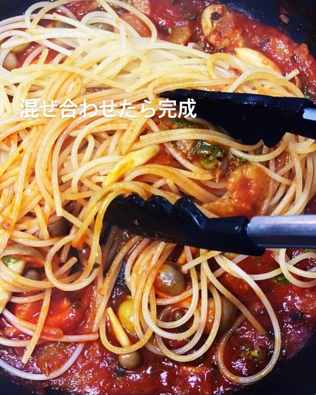 utoshさんのインスタグラム写真 - (utoshInstagram)「【レシピ付】具沢山トマトソースパスタ！﻿ ﻿ 具沢山なトマトソースパスタをカゴメのトマトソースで簡単につくります！﻿ トマト缶ではなくてトマトソースだと、ニンニクとか、香味野菜など、必要な味付けがされているので助かりますよね。﻿ 今日はリニューアルしたカゴメ「アンナマンマ」のトマト＆バジルを使って、さっと具沢山のごちそうパスタを作りました。﻿ ﻿ ﻿ 【簡単パスタのポイント】﻿ そのままでも食べる事ができますが、何と合わせるかがポイントになります。﻿ 今回はしめじとオリーブを。味がしっかり付いているので、何を入れても美味しくなるんですよね。﻿ 冷蔵庫にある物の中で、2品くらいをうまく組み合わせて作ってほしいです。﻿ ﻿ ﻿ 新しくリーニューアルした「アンナマンマ」とても美味しくなっています。﻿ バジルの香りもいいし、香味野菜のうまみもしっかりしてます。﻿ ぜひ使ってみてください。﻿ ﻿ ﻿ レシピはこちら↓﻿ ぜひ作ってみてくださいね。﻿ ﻿ ＿＿＿＿＿＿＿﻿ ﻿ 具沢山トマトパスタ（2人分）﻿ ﻿ 【材料】﻿ パスタ　160〜200g﻿ アンナマンマ トマト缶 1缶﻿ しめじ 半分﻿ セロリ 半分﻿ オリーブ（種なし） 10個﻿ ﻿ オリーブオイル 大さじ2﻿ ﻿ パスタを茹でる用の塩﻿ ・水1リットルの場合　塩9g﻿ ・水2リットルの場合　塩18g﻿ ﻿ ﻿ 【作り方】﻿ （1）しめじは石突きを取る。セロリは外の皮をむき、細かめにカット。オリーブは半分に切る。﻿ ﻿ （2）フライパンにオリーブオイルを入れ、しめじを炒め、別の鍋でパスタを茹で始める。﻿ ﻿ （3）しめじが炒まったらセロリ、オリーブを加えて「アンナマンマ トマト缶」をいれて、1分半くらい茹でたタイミングの茹で汁を1杯加えてよく混ぜ合わせる。﻿ ﻿ （4）1分くらい短めに茹でたパスタを入れ、茹で汁を1杯加えて、さらに混ぜ合わせたら完成。﻿ ﻿ ＿＿＿＿＿＿＿﻿ ﻿ ﻿ ぜひ作ってみてくださいね。﻿ No local No food おいしく楽しく！﻿ ﻿ ﻿ #カゴメアンナマンマ　#トマトソース　#手作り料理　#手料理　#パスタ #アンナマンマ﻿ #時短レシピ　#簡単レシピ　#おうちごはん﻿ #おうちパスタ　#トマトソースパスタ　#スパゲッティ　#ごちそうパスタ #とりあえず野菜食﻿ ﻿ #ellegourmet#lunch#brunch#breakfast#foodporn#instagramjapan#vsco#IGersJP#onthetable#ランチ#おうちカフェ#うちごはん#暮らし#フーディーテーブル#cooking#おうちごはん#朝ごはん」5月17日 12時44分 - utosh