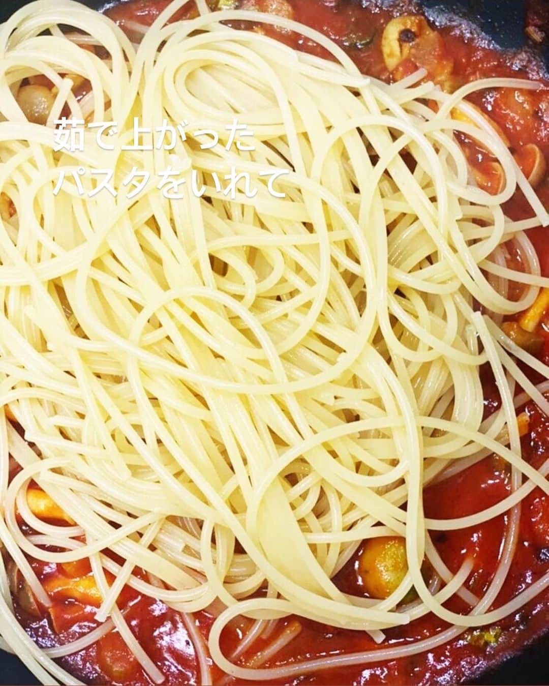 utoshさんのインスタグラム写真 - (utoshInstagram)「【レシピ付】具沢山トマトソースパスタ！﻿ ﻿ 具沢山なトマトソースパスタをカゴメのトマトソースで簡単につくります！﻿ トマト缶ではなくてトマトソースだと、ニンニクとか、香味野菜など、必要な味付けがされているので助かりますよね。﻿ 今日はリニューアルしたカゴメ「アンナマンマ」のトマト＆バジルを使って、さっと具沢山のごちそうパスタを作りました。﻿ ﻿ ﻿ 【簡単パスタのポイント】﻿ そのままでも食べる事ができますが、何と合わせるかがポイントになります。﻿ 今回はしめじとオリーブを。味がしっかり付いているので、何を入れても美味しくなるんですよね。﻿ 冷蔵庫にある物の中で、2品くらいをうまく組み合わせて作ってほしいです。﻿ ﻿ ﻿ 新しくリーニューアルした「アンナマンマ」とても美味しくなっています。﻿ バジルの香りもいいし、香味野菜のうまみもしっかりしてます。﻿ ぜひ使ってみてください。﻿ ﻿ ﻿ レシピはこちら↓﻿ ぜひ作ってみてくださいね。﻿ ﻿ ＿＿＿＿＿＿＿﻿ ﻿ 具沢山トマトパスタ（2人分）﻿ ﻿ 【材料】﻿ パスタ　160〜200g﻿ アンナマンマ トマト缶 1缶﻿ しめじ 半分﻿ セロリ 半分﻿ オリーブ（種なし） 10個﻿ ﻿ オリーブオイル 大さじ2﻿ ﻿ パスタを茹でる用の塩﻿ ・水1リットルの場合　塩9g﻿ ・水2リットルの場合　塩18g﻿ ﻿ ﻿ 【作り方】﻿ （1）しめじは石突きを取る。セロリは外の皮をむき、細かめにカット。オリーブは半分に切る。﻿ ﻿ （2）フライパンにオリーブオイルを入れ、しめじを炒め、別の鍋でパスタを茹で始める。﻿ ﻿ （3）しめじが炒まったらセロリ、オリーブを加えて「アンナマンマ トマト缶」をいれて、1分半くらい茹でたタイミングの茹で汁を1杯加えてよく混ぜ合わせる。﻿ ﻿ （4）1分くらい短めに茹でたパスタを入れ、茹で汁を1杯加えて、さらに混ぜ合わせたら完成。﻿ ﻿ ＿＿＿＿＿＿＿﻿ ﻿ ﻿ ぜひ作ってみてくださいね。﻿ No local No food おいしく楽しく！﻿ ﻿ ﻿ #カゴメアンナマンマ　#トマトソース　#手作り料理　#手料理　#パスタ #アンナマンマ﻿ #時短レシピ　#簡単レシピ　#おうちごはん﻿ #おうちパスタ　#トマトソースパスタ　#スパゲッティ　#ごちそうパスタ #とりあえず野菜食﻿ ﻿ #ellegourmet#lunch#brunch#breakfast#foodporn#instagramjapan#vsco#IGersJP#onthetable#ランチ#おうちカフェ#うちごはん#暮らし#フーディーテーブル#cooking#おうちごはん#朝ごはん」5月17日 12時44分 - utosh