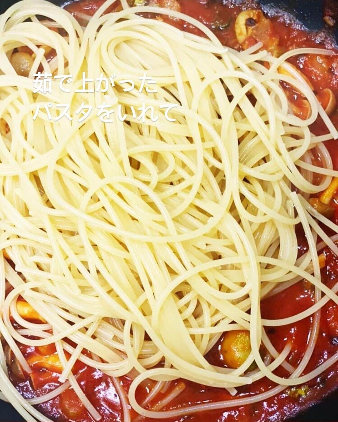 utoshさんのインスタグラム写真 - (utoshInstagram)「【レシピ付】具沢山トマトソースパスタ！﻿ ﻿ 具沢山なトマトソースパスタをカゴメのトマトソースで簡単につくります！﻿ トマト缶ではなくてトマトソースだと、ニンニクとか、香味野菜など、必要な味付けがされているので助かりますよね。﻿ 今日はリニューアルしたカゴメ「アンナマンマ」のトマト＆バジルを使って、さっと具沢山のごちそうパスタを作りました。﻿ ﻿ ﻿ 【簡単パスタのポイント】﻿ そのままでも食べる事ができますが、何と合わせるかがポイントになります。﻿ 今回はしめじとオリーブを。味がしっかり付いているので、何を入れても美味しくなるんですよね。﻿ 冷蔵庫にある物の中で、2品くらいをうまく組み合わせて作ってほしいです。﻿ ﻿ ﻿ 新しくリーニューアルした「アンナマンマ」とても美味しくなっています。﻿ バジルの香りもいいし、香味野菜のうまみもしっかりしてます。﻿ ぜひ使ってみてください。﻿ ﻿ ﻿ レシピはこちら↓﻿ ぜひ作ってみてくださいね。﻿ ﻿ ＿＿＿＿＿＿＿﻿ ﻿ 具沢山トマトパスタ（2人分）﻿ ﻿ 【材料】﻿ パスタ　160〜200g﻿ アンナマンマ トマト缶 1缶﻿ しめじ 半分﻿ セロリ 半分﻿ オリーブ（種なし） 10個﻿ ﻿ オリーブオイル 大さじ2﻿ ﻿ パスタを茹でる用の塩﻿ ・水1リットルの場合　塩9g﻿ ・水2リットルの場合　塩18g﻿ ﻿ ﻿ 【作り方】﻿ （1）しめじは石突きを取る。セロリは外の皮をむき、細かめにカット。オリーブは半分に切る。﻿ ﻿ （2）フライパンにオリーブオイルを入れ、しめじを炒め、別の鍋でパスタを茹で始める。﻿ ﻿ （3）しめじが炒まったらセロリ、オリーブを加えて「アンナマンマ トマト缶」をいれて、1分半くらい茹でたタイミングの茹で汁を1杯加えてよく混ぜ合わせる。﻿ ﻿ （4）1分くらい短めに茹でたパスタを入れ、茹で汁を1杯加えて、さらに混ぜ合わせたら完成。﻿ ﻿ ＿＿＿＿＿＿＿﻿ ﻿ ﻿ ぜひ作ってみてくださいね。﻿ No local No food おいしく楽しく！﻿ ﻿ ﻿ #カゴメアンナマンマ　#トマトソース　#手作り料理　#手料理　#パスタ #アンナマンマ﻿ #時短レシピ　#簡単レシピ　#おうちごはん﻿ #おうちパスタ　#トマトソースパスタ　#スパゲッティ　#ごちそうパスタ #とりあえず野菜食﻿ ﻿ #ellegourmet#lunch#brunch#breakfast#foodporn#instagramjapan#vsco#IGersJP#onthetable#ランチ#おうちカフェ#うちごはん#暮らし#フーディーテーブル#cooking#おうちごはん#朝ごはん」5月17日 12時44分 - utosh