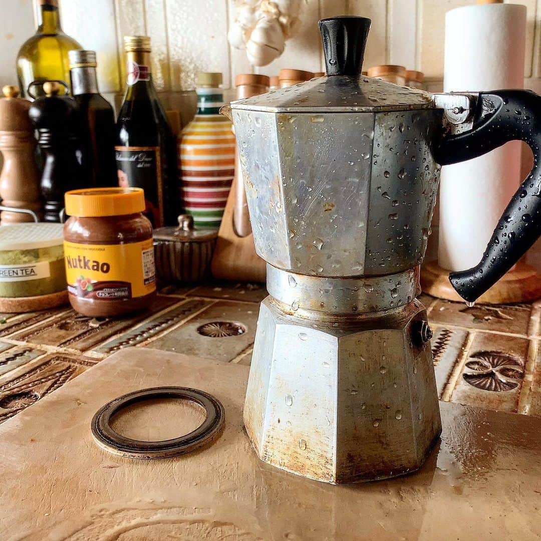 池内万作さんのインスタグラム写真 - (池内万作Instagram)「最近コーヒー作ると、すぐ吹きこぼれたり妙に量が少なかったんだけど、どうやら目詰まりしていたようですw メンテは大事よね〜。 そーいやこのビアレッティはローマで買ったもの。 色々落ち着いたらイタリア行きたいわ〜。 #イケウチ家の暮らし」5月17日 12時49分 - mandeshita