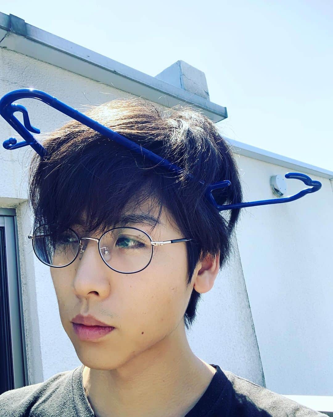 のインスタグラム：「これは映え？ねえ、映えですか？ #ベランダ浴 #洗濯好き #ハンガーヘッドアクター #投稿2回目にして迷子」
