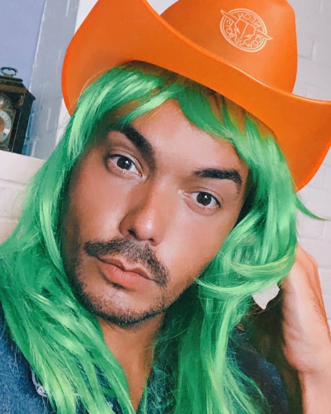 アンソニー・ラモスのインスタグラム：「TRIVIA NIGHT LEWK #quarantine #NeonCowboys #WIG」
