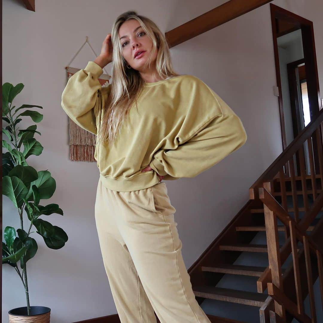 BROOKE EVERSさんのインスタグラム写真 - (BROOKE EVERSInstagram)「Just me, chilling at home listening to the rain on a Sunday Arvo! Perfect! @cottonon」5月17日 13時08分 - brookeevers