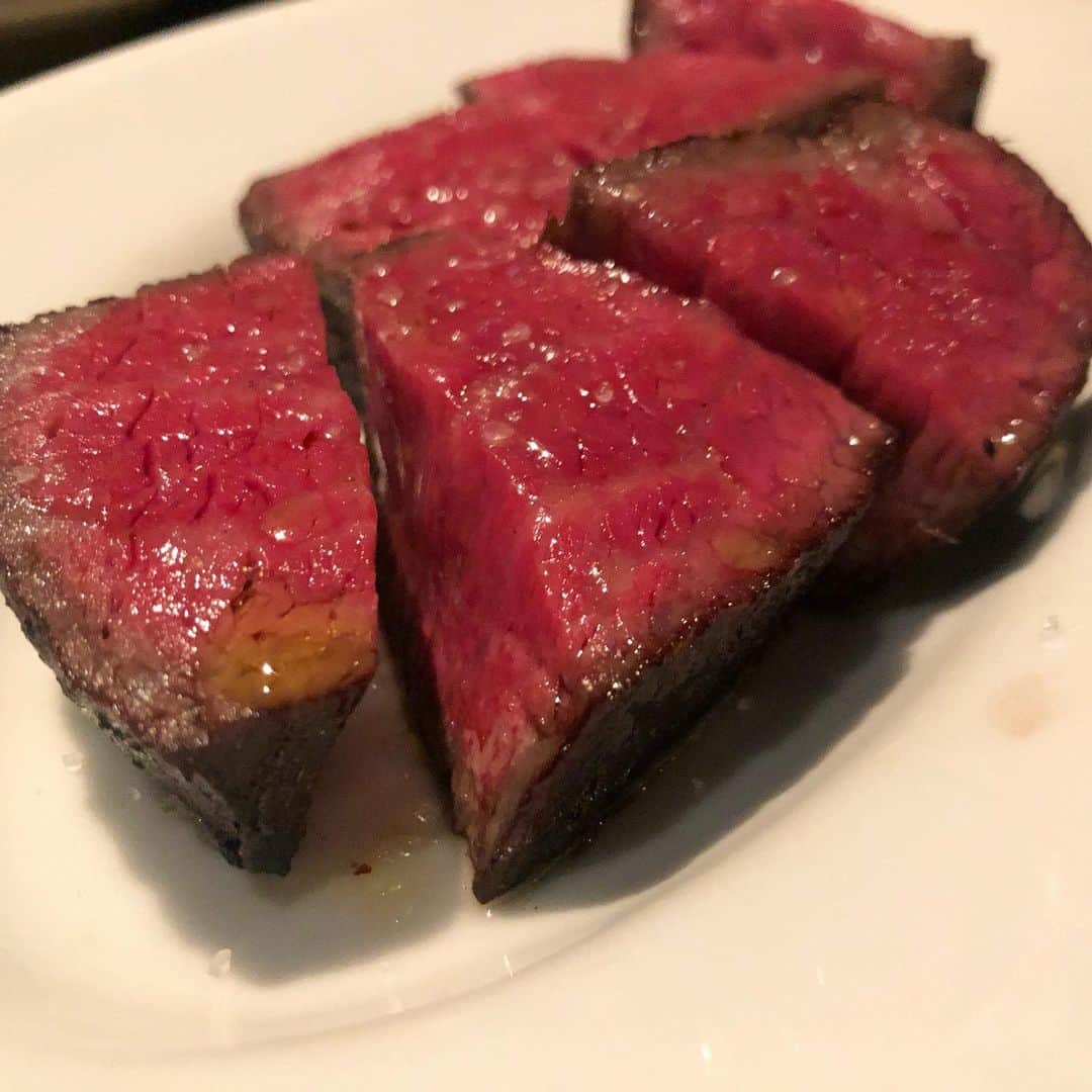 東京肉レポートさんのインスタグラム写真 - (東京肉レポートInstagram)「いつかの「RODEO」の炭火焼き！この日は田村牛だった気がする…！綺麗な断面に食べる前から食欲かきたてられます！ ﻿ 価格帯：7,000〜10,000円﻿ オススメメニュー：お通しのポテチ、ミートソーススパゲッティ、炙りカチョカヴァロのブルスケッタ﻿ ﻿ Perfectly charcoal grilled Wagyu steak at “Rodeo” !﻿ ﻿ #ロデオ #中目黒 #中目黒グルメ #ハンバーガー #焼肉 #ステーキ #ユッケ #すき焼き #肉 #和牛 #牛 #グルメ #東京肉レポート #肉レポ #rodeo #nakameguro #hamburger #yakiniku #wagyu #beef #steak #instafood #food #foodie #barbecue #bbq #tokyo #tokyo_wagyu_report」5月17日 13時14分 - tokyo_wagyu_report