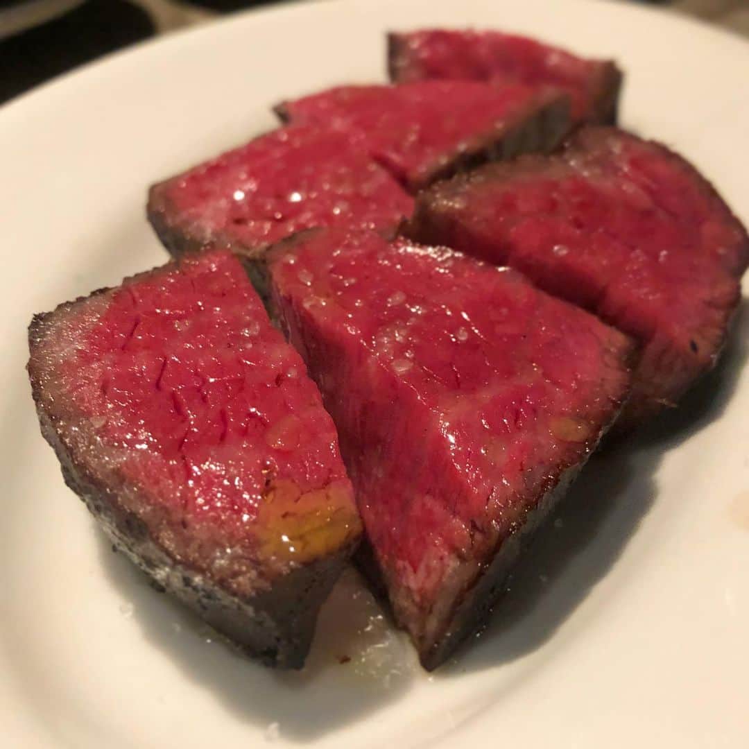 東京肉レポートさんのインスタグラム写真 - (東京肉レポートInstagram)「いつかの「RODEO」の炭火焼き！この日は田村牛だった気がする…！綺麗な断面に食べる前から食欲かきたてられます！ ﻿ 価格帯：7,000〜10,000円﻿ オススメメニュー：お通しのポテチ、ミートソーススパゲッティ、炙りカチョカヴァロのブルスケッタ﻿ ﻿ Perfectly charcoal grilled Wagyu steak at “Rodeo” !﻿ ﻿ #ロデオ #中目黒 #中目黒グルメ #ハンバーガー #焼肉 #ステーキ #ユッケ #すき焼き #肉 #和牛 #牛 #グルメ #東京肉レポート #肉レポ #rodeo #nakameguro #hamburger #yakiniku #wagyu #beef #steak #instafood #food #foodie #barbecue #bbq #tokyo #tokyo_wagyu_report」5月17日 13時14分 - tokyo_wagyu_report