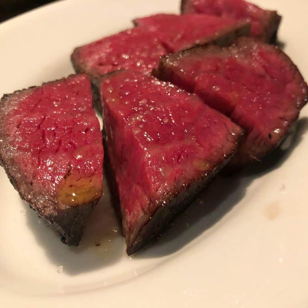 東京肉レポートさんのインスタグラム写真 - (東京肉レポートInstagram)「いつかの「RODEO」の炭火焼き！この日は田村牛だった気がする…！綺麗な断面に食べる前から食欲かきたてられます！ ﻿ 価格帯：7,000〜10,000円﻿ オススメメニュー：お通しのポテチ、ミートソーススパゲッティ、炙りカチョカヴァロのブルスケッタ﻿ ﻿ Perfectly charcoal grilled Wagyu steak at “Rodeo” !﻿ ﻿ #ロデオ #中目黒 #中目黒グルメ #ハンバーガー #焼肉 #ステーキ #ユッケ #すき焼き #肉 #和牛 #牛 #グルメ #東京肉レポート #肉レポ #rodeo #nakameguro #hamburger #yakiniku #wagyu #beef #steak #instafood #food #foodie #barbecue #bbq #tokyo #tokyo_wagyu_report」5月17日 13時14分 - tokyo_wagyu_report