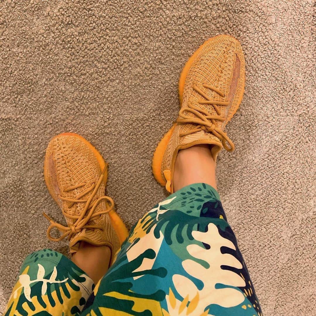 小林ひろ美のインスタグラム：「このスニーカー、今までで一番ピッタリ❤️ どこまでも歩けちゃいそう〜〜🙌✨ まずはマンション内を闊歩😅 ※ #adidasyeezy  #thankyou H #色味が絶妙 #コロナ太り  #sneakers」
